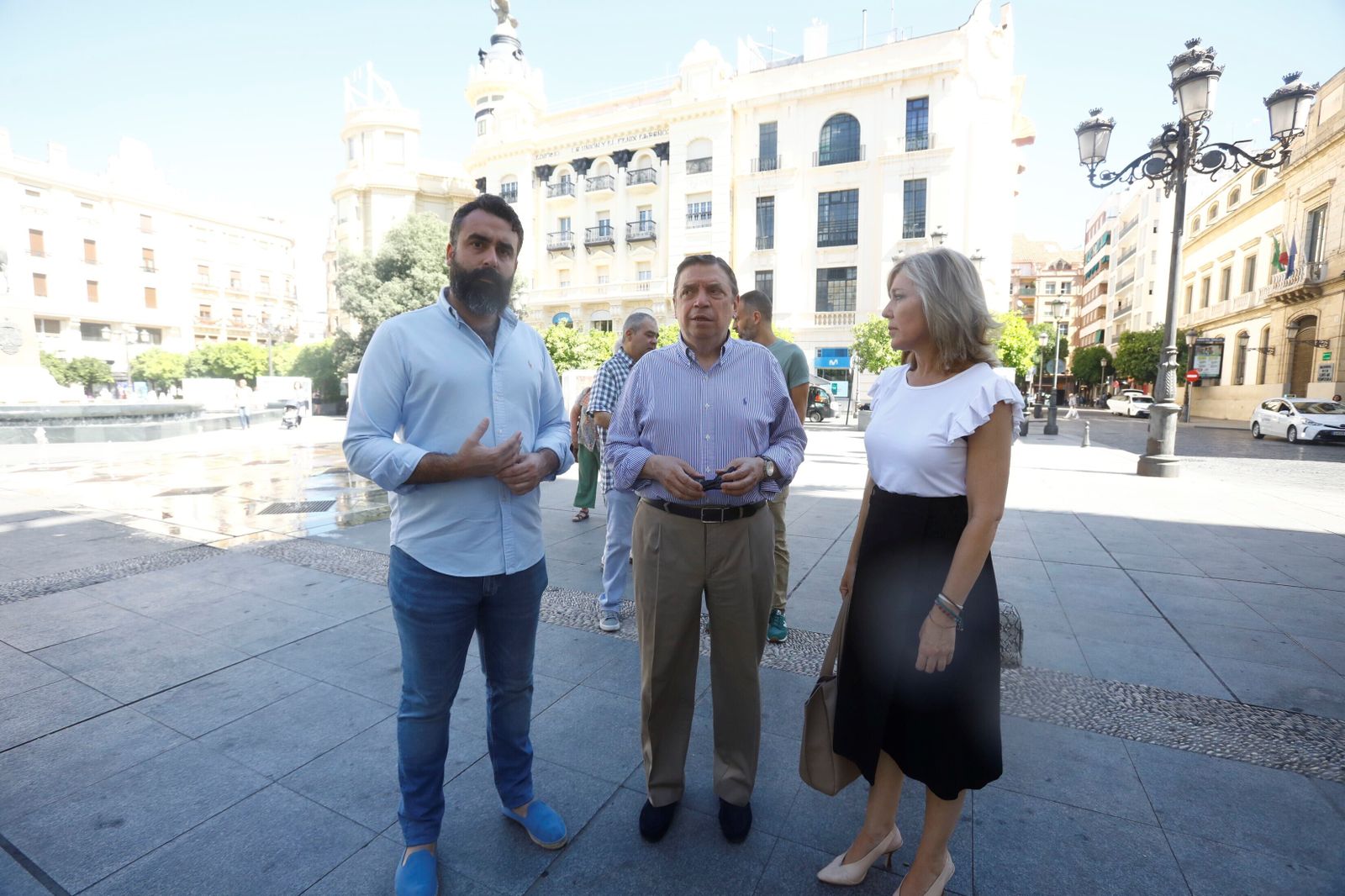 Luis Planas, en la plaza de las Tendillas, junto a Alberto Mayoral y Ana Romero.