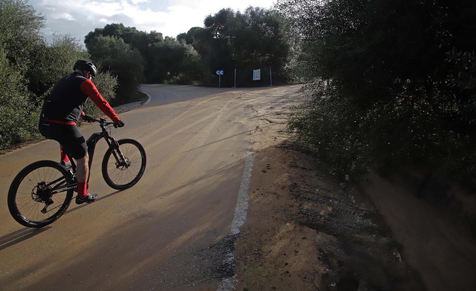 Fotos de las labores de limpieza y retirada de barro en la carretera CA-9203, que une Pinar del Rey con la Estación de San Roque