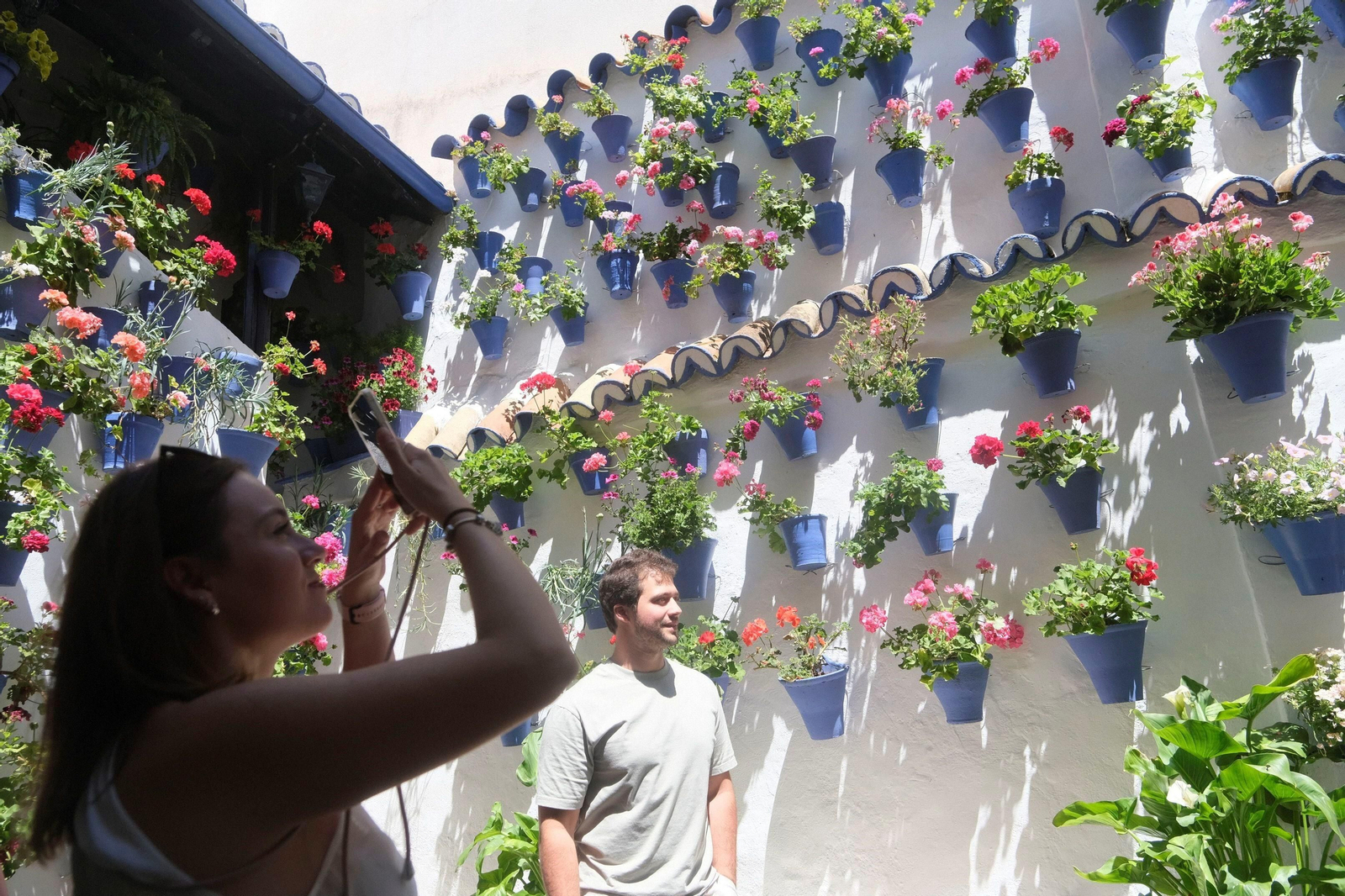 Los Patios de Córdoba se llenan de turistas en su primer fin de semana, en imágenes