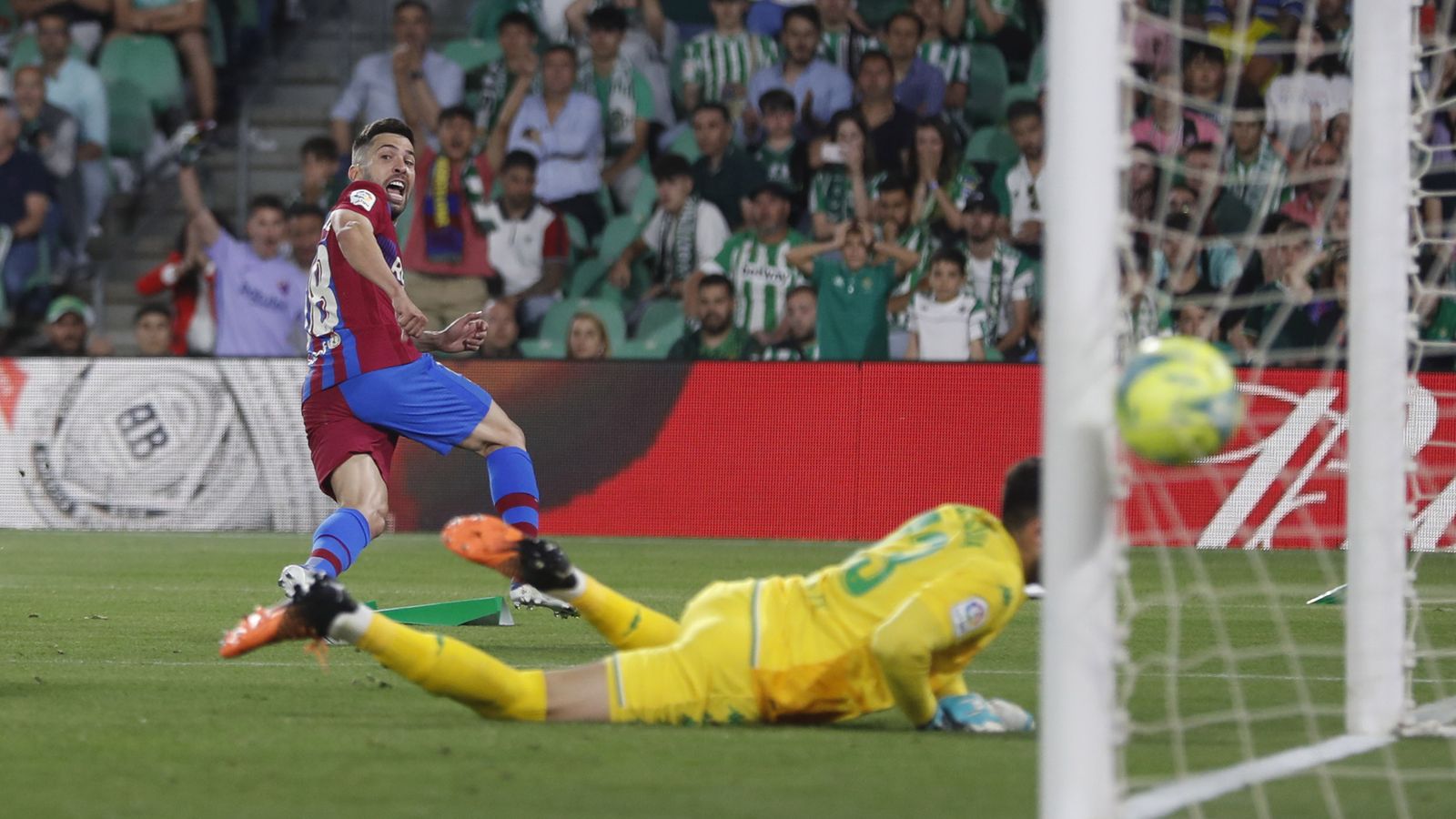 Rui Silva no puede detener el golazo de Jordi Alba.