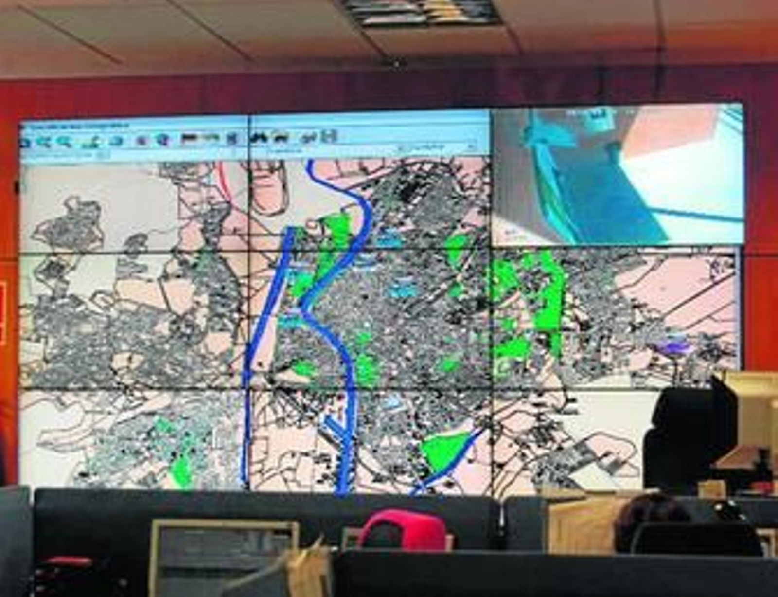 La pantalla gigante de la sala de coordinación, que califican de "innecesaria".