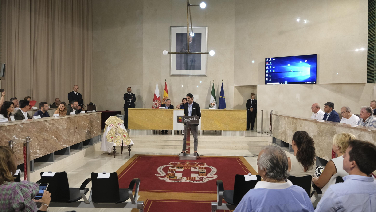 Imágenes de la entrega del capote de paseo de la feria taurina 2021 en honor a la Virgen del Mar, al torero Emilio de Justo
