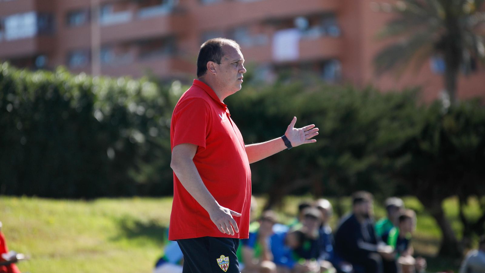 Alberto Lasarte realiza una indicación desde la banda en un partido en el Anexo.