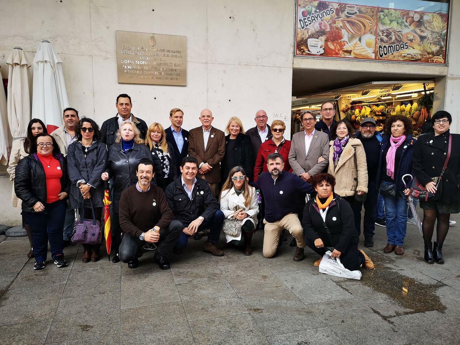 El general Rosety, en el centro de la imagen, en un reciente encuentro con militantes de Vox en Cádiz.