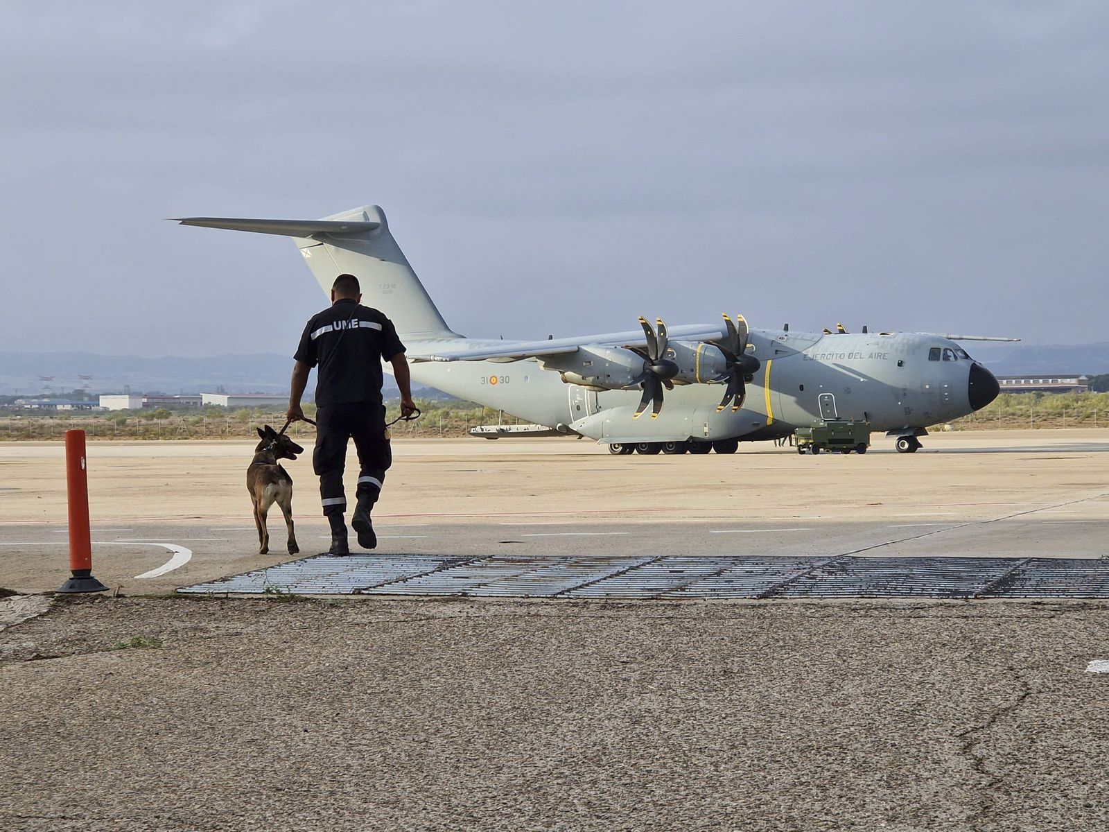 Un militar acompañado por su perro se dispone a viajar en un A400M