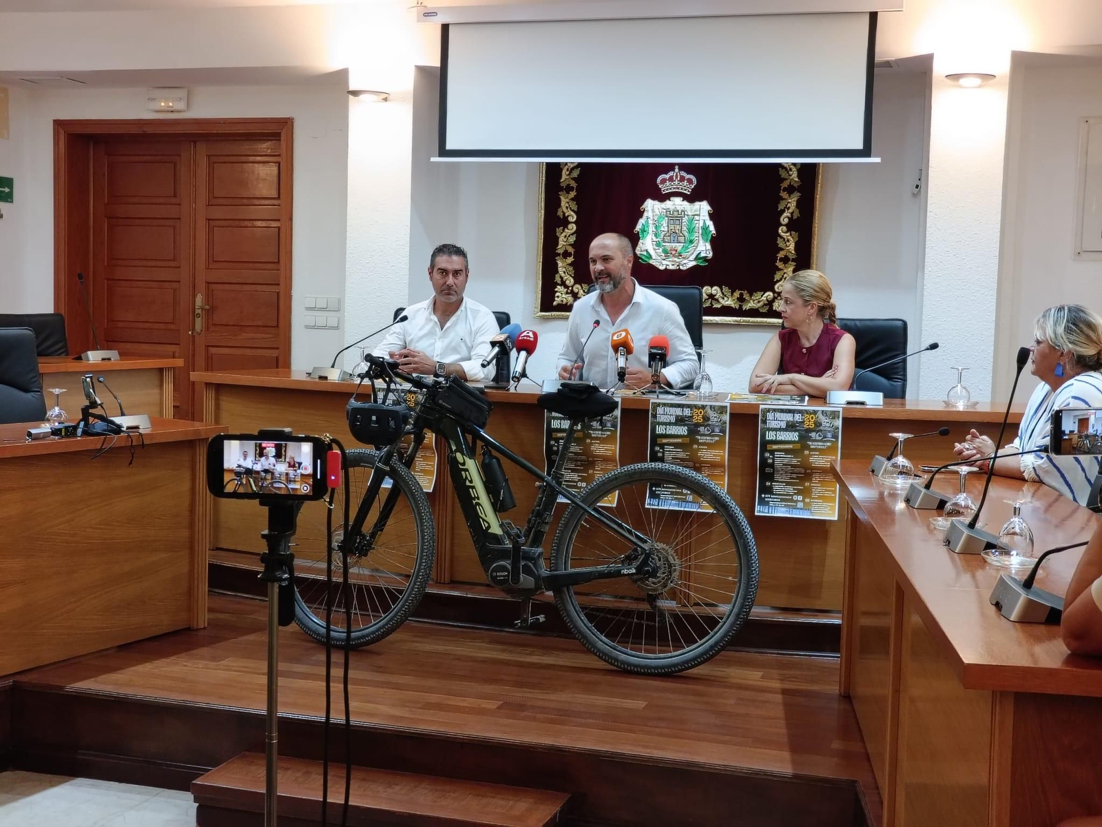 Alconchel, acompañado de Gallego y García, en la presentación de la programación por el Día Mundial del Turismo.