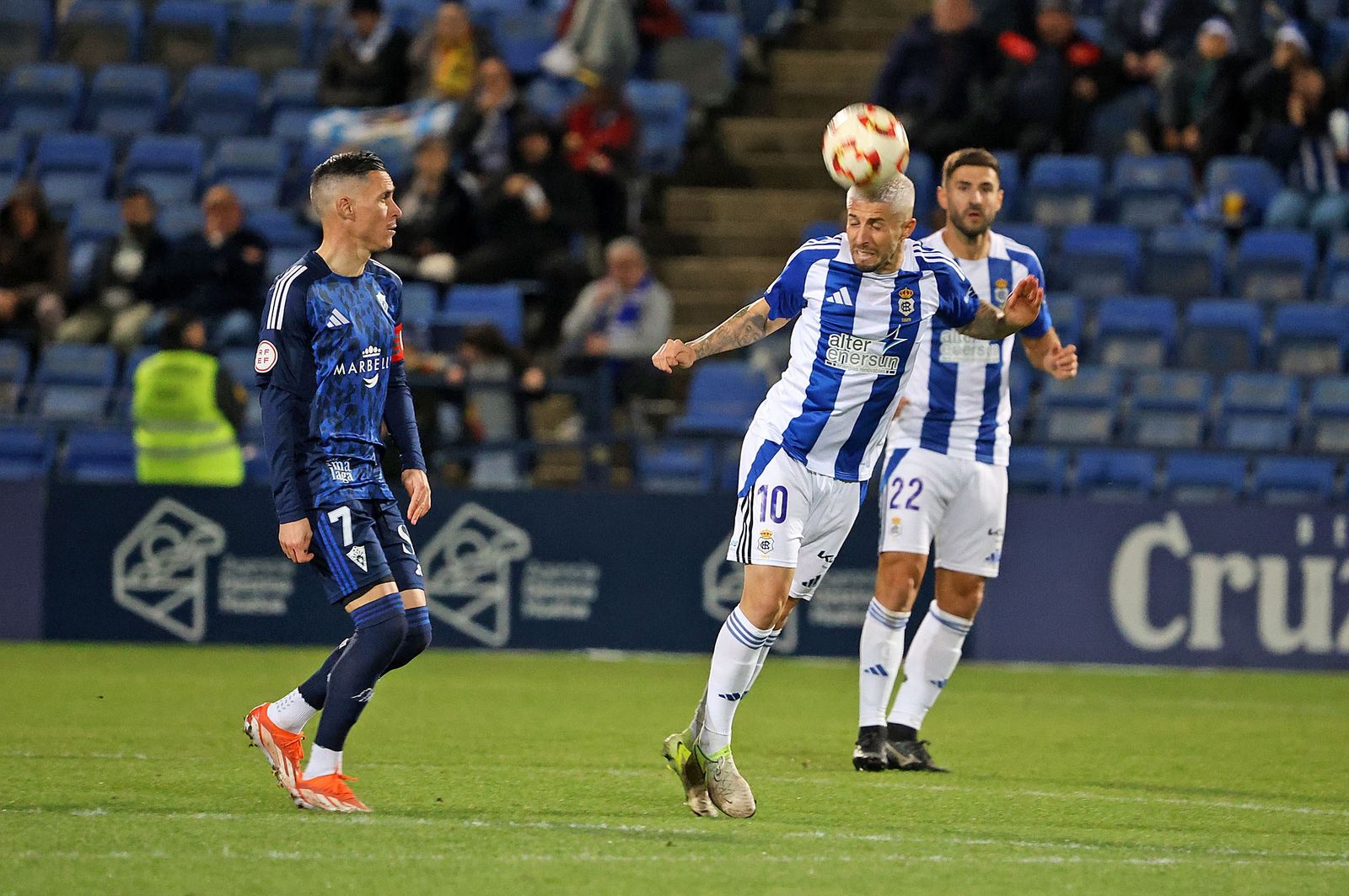 Antonio Domínguez despeja de cabeza bajo la atenta mirada de Callejón.