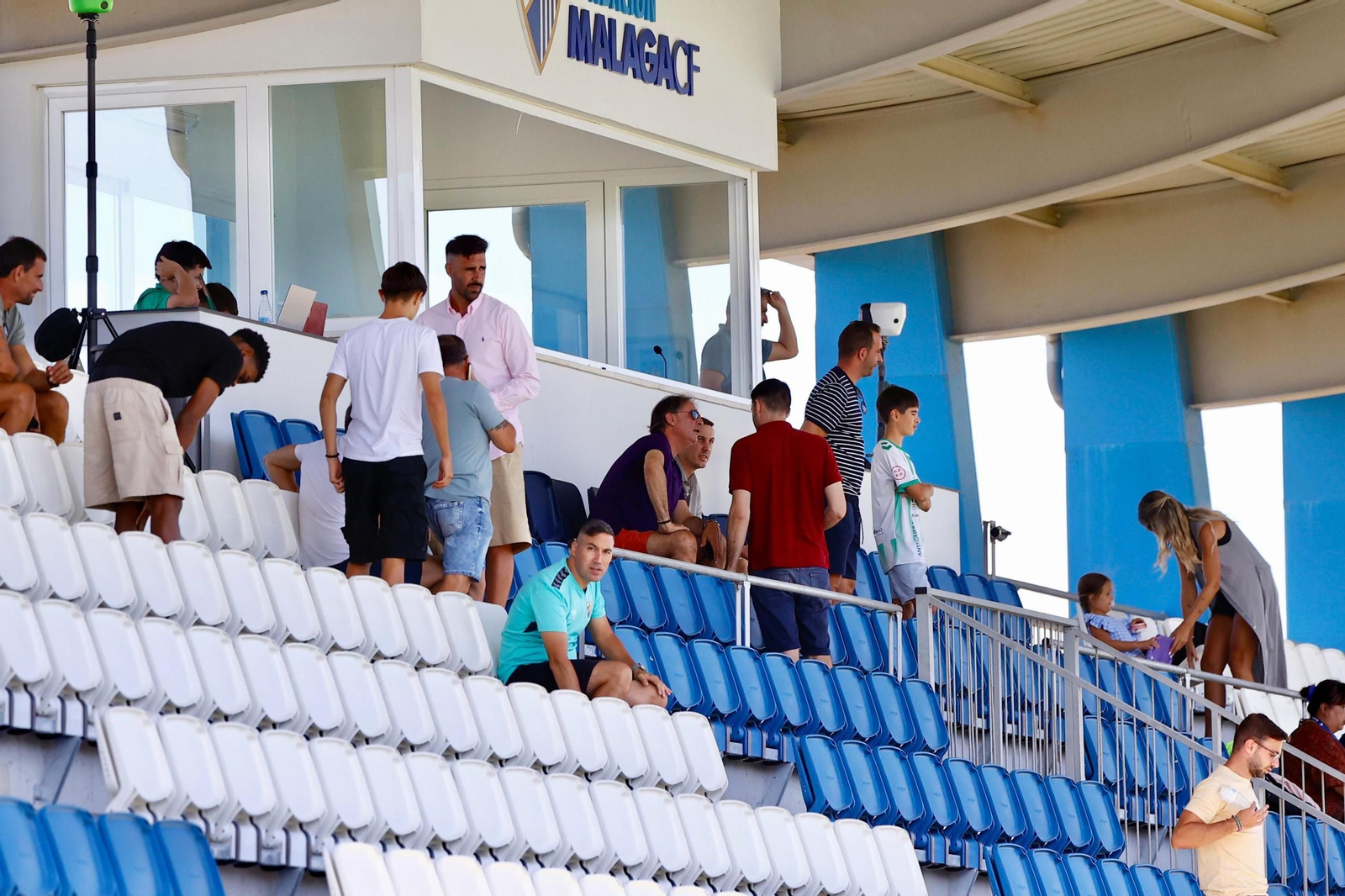 Loren, Capote y los jóvenes del primer equipo ven el estreno del Atlético Malagueño