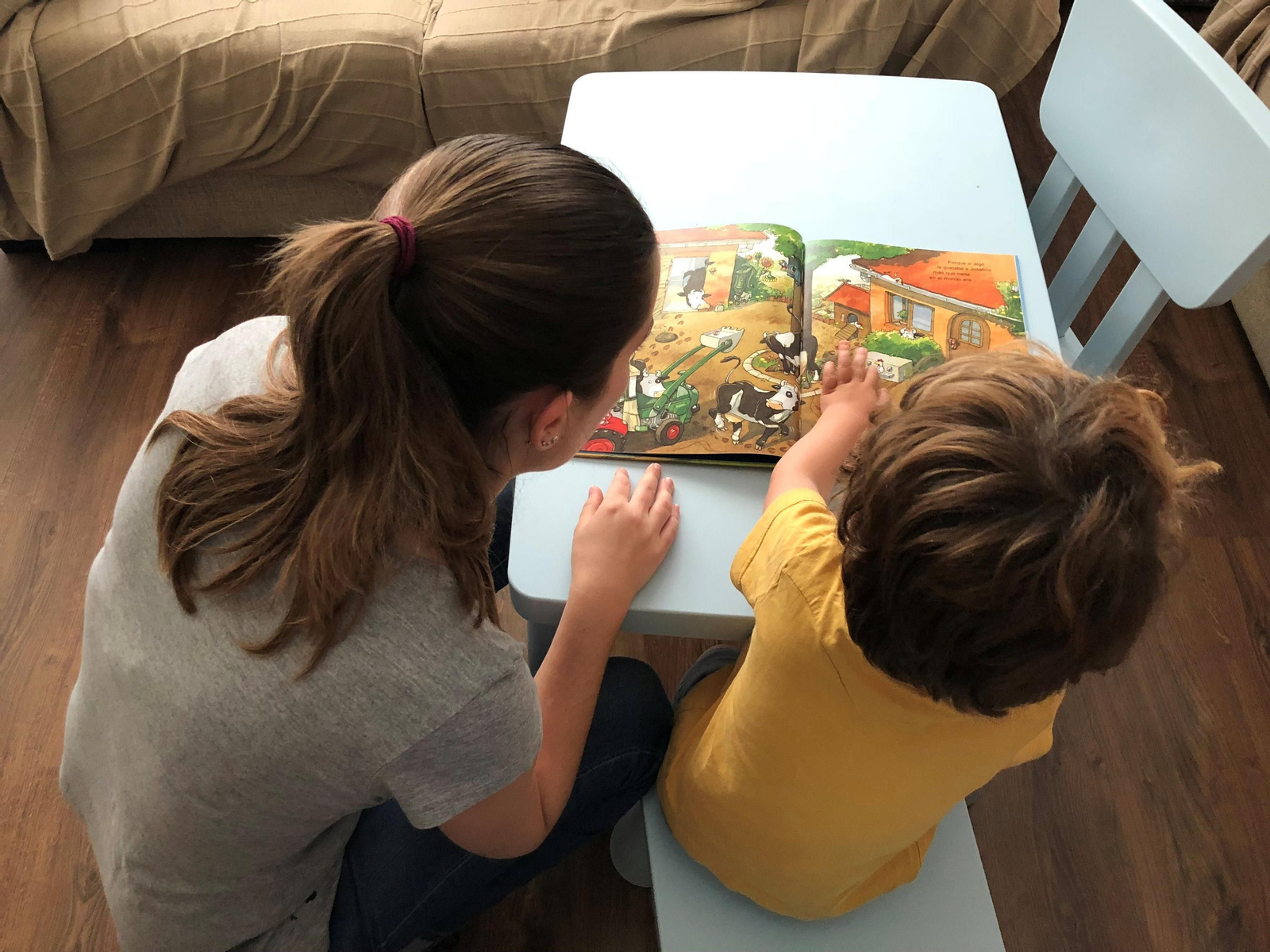 La logopeda de Equipo Sidi trabaja con el pequeño Tomás en su domicilio.