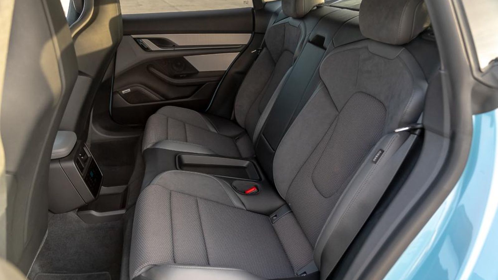 Las plazas traseras están definidas exclusivamente para ser ocupadas por dos personas. El acceso no es muy cómodo pero no falta espacio una vez en ellas.