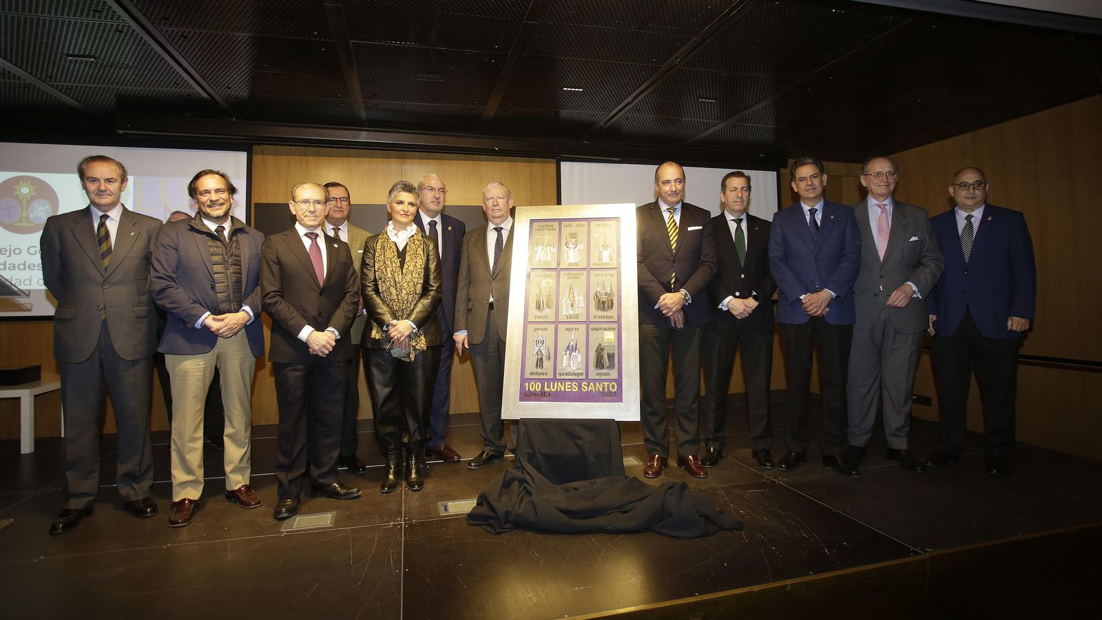 Los hermanos mayores y miembros del Consejo junto al cartel de Nuria Barrera.
