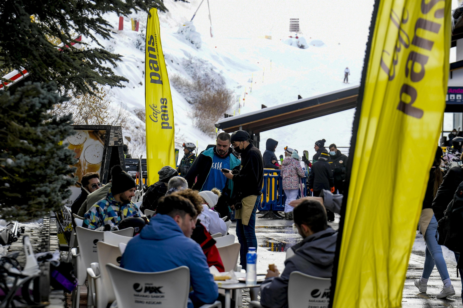 Fotos: así fue el primer día de la temporada de esquí en Sierra Nevada