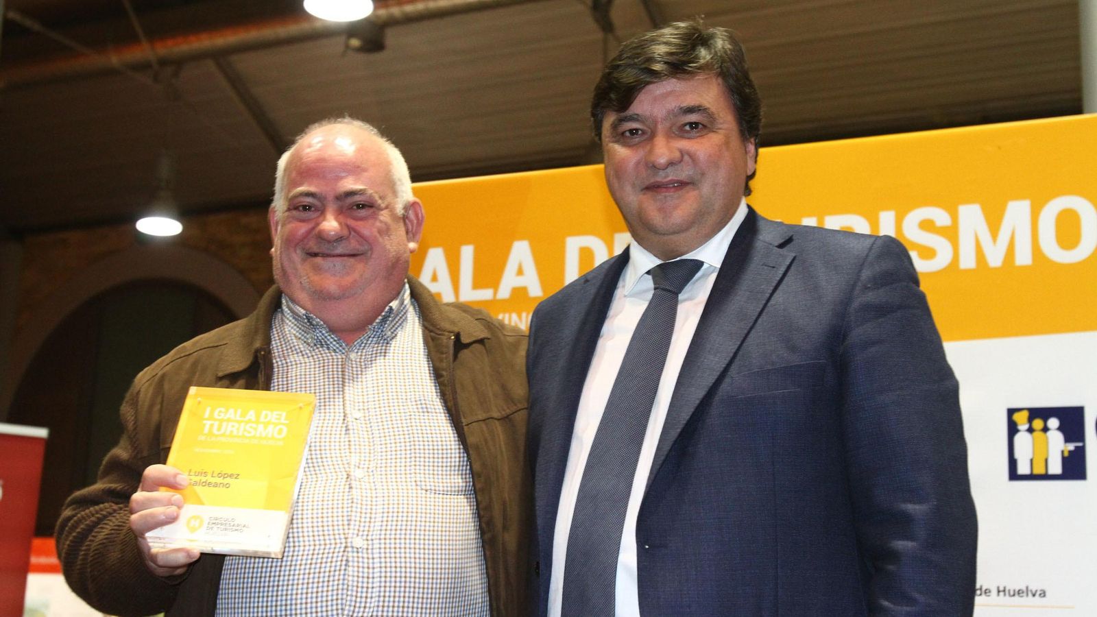 Luis López Galdeano junto al alcalde de Huelva, Gabriel Cruz.