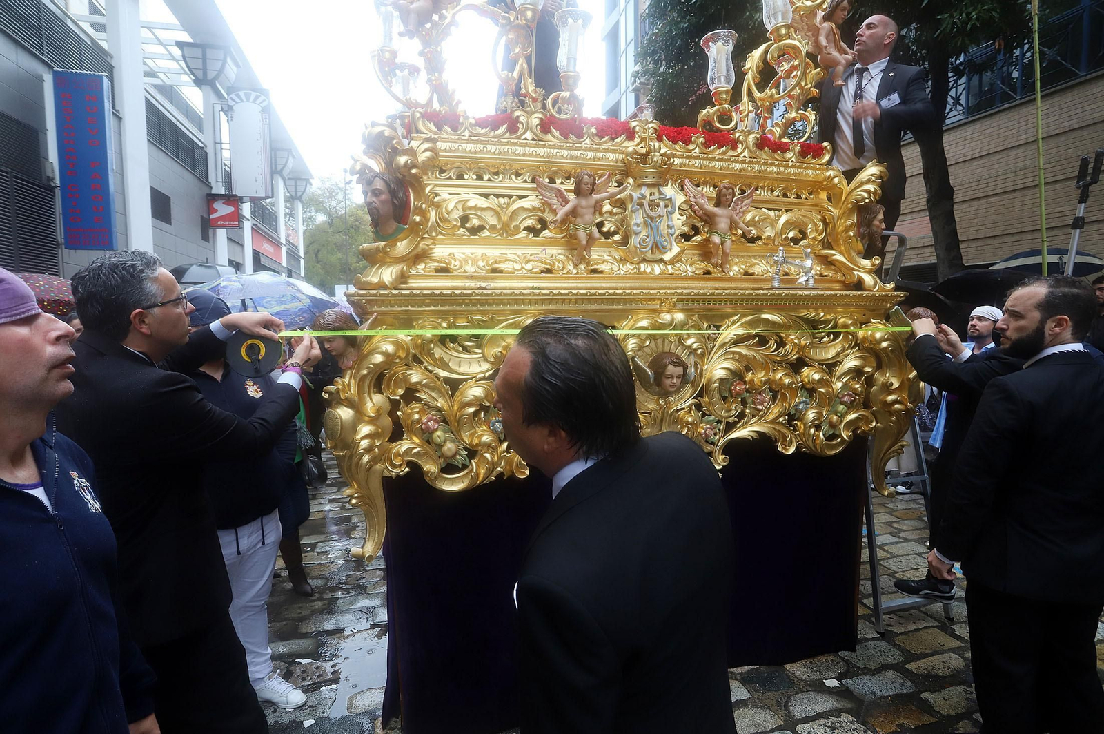 Imágenes de la procesión del Cautivo  bajo la lluvia en Huelva