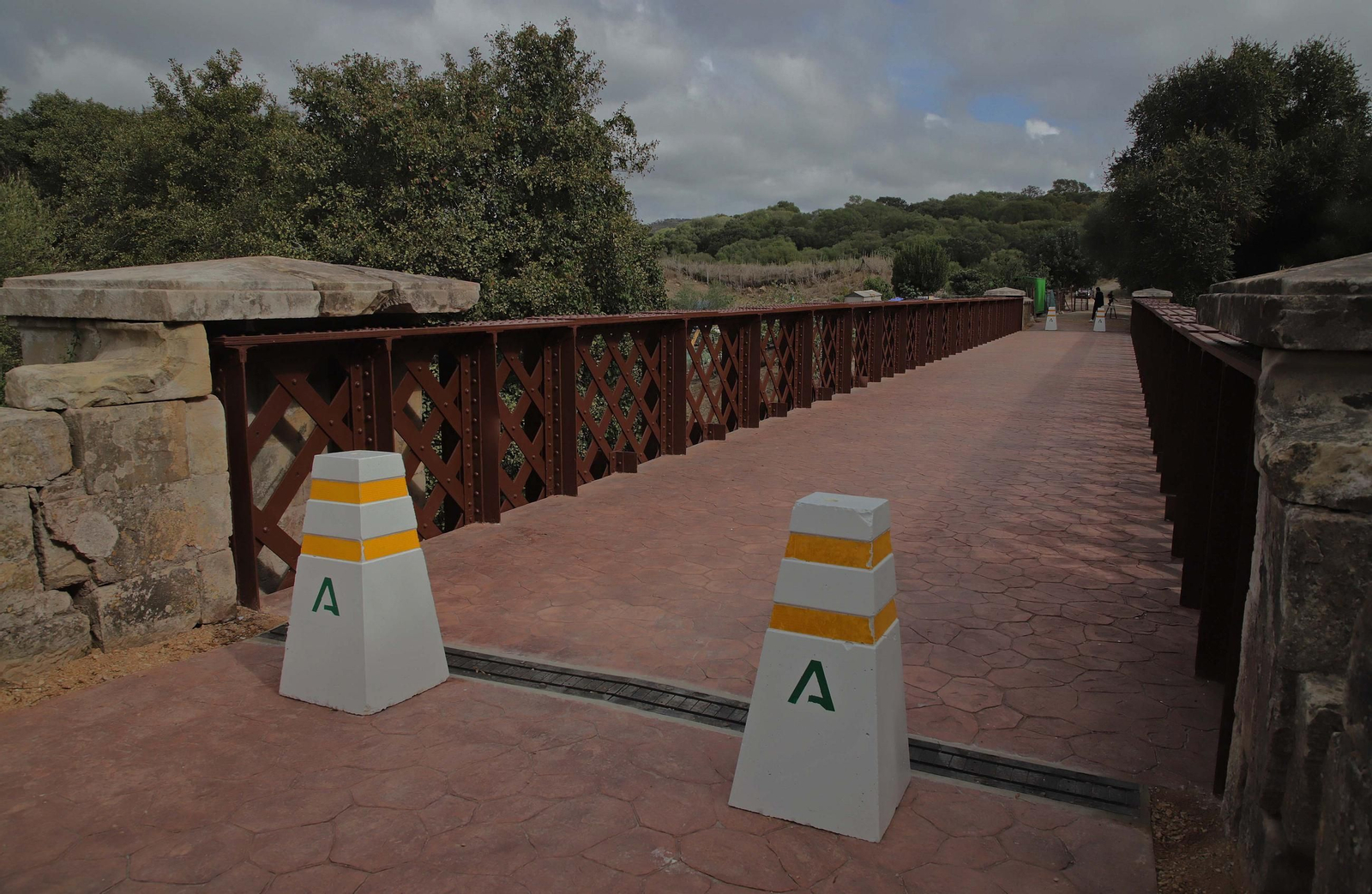 Fotos de la visita del Puente de Hierro del río Palmones tras la finalización de las obras de rehabilitación realizadas por la Junta de Andalucía en Los Barrios