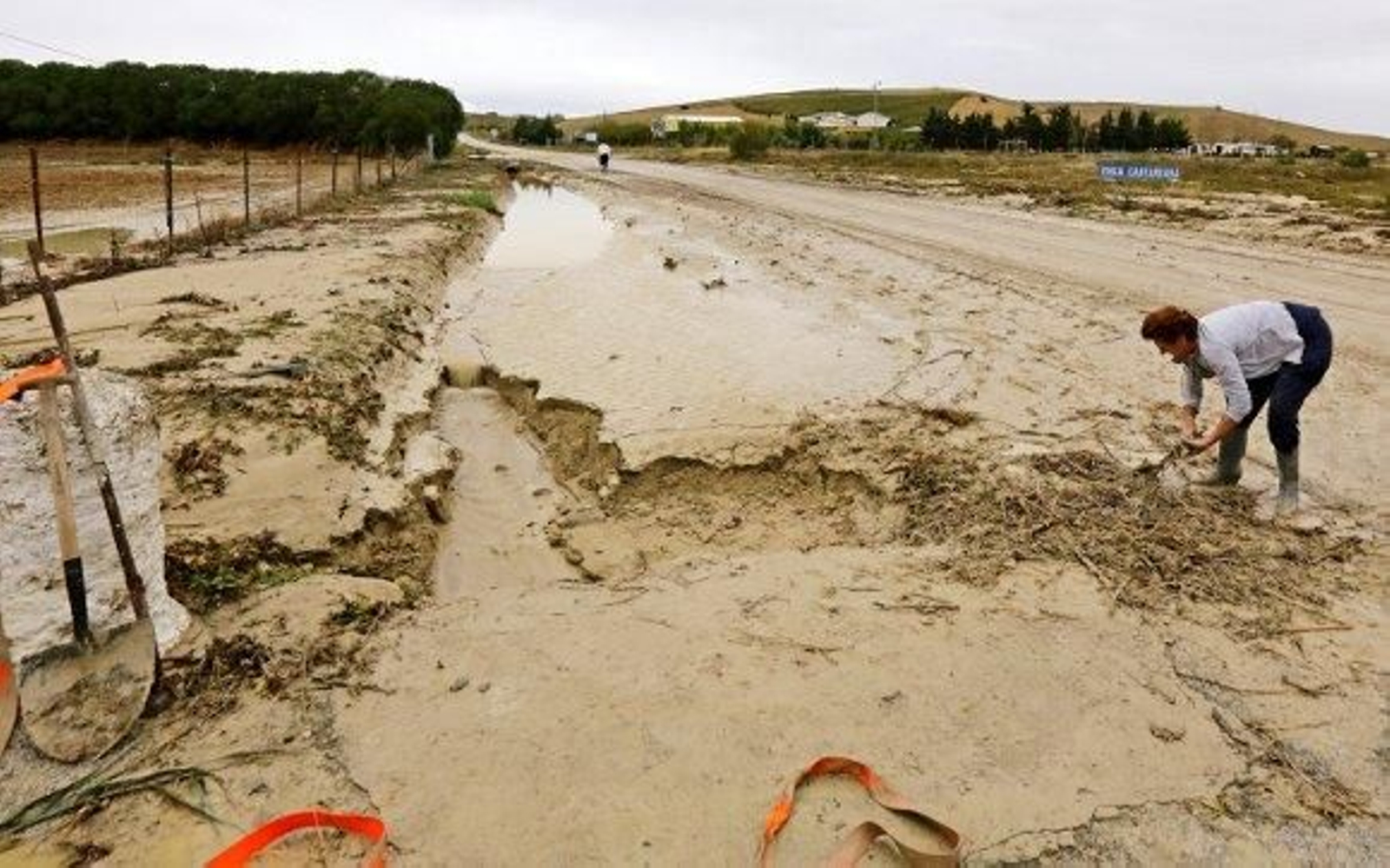 "Esta carretera se inundó en un momento, con cuatro gotas"