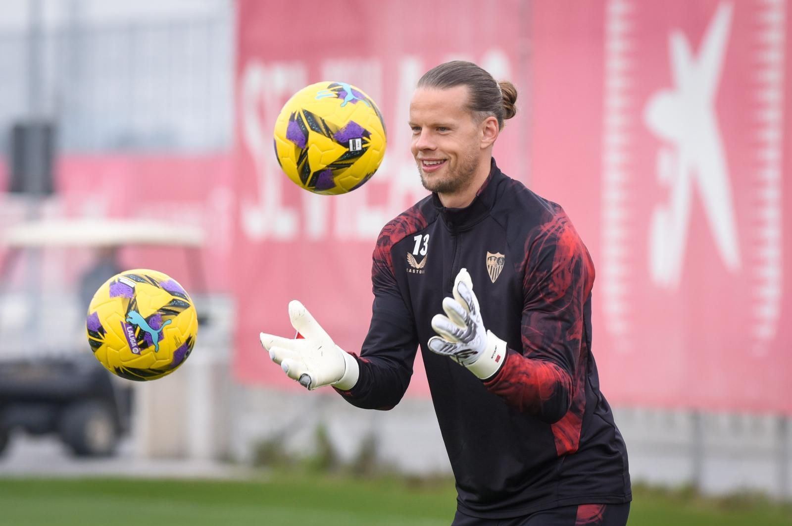 Nyland, tratando de atrapar dos balones en un entrenamiento.
