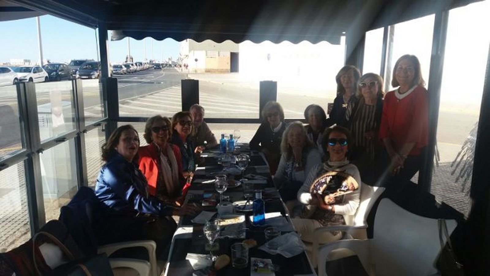 La homenajeada, Teresa Ramírez de Arellano, con Begoña Roldós, Pitusa Durio, Mamen Pérez Aparicio, Mercedes Galván, Pili Ocón, Guillermo Valverde, Charo González y Susana Crespo, durante la comida en Barra 7.