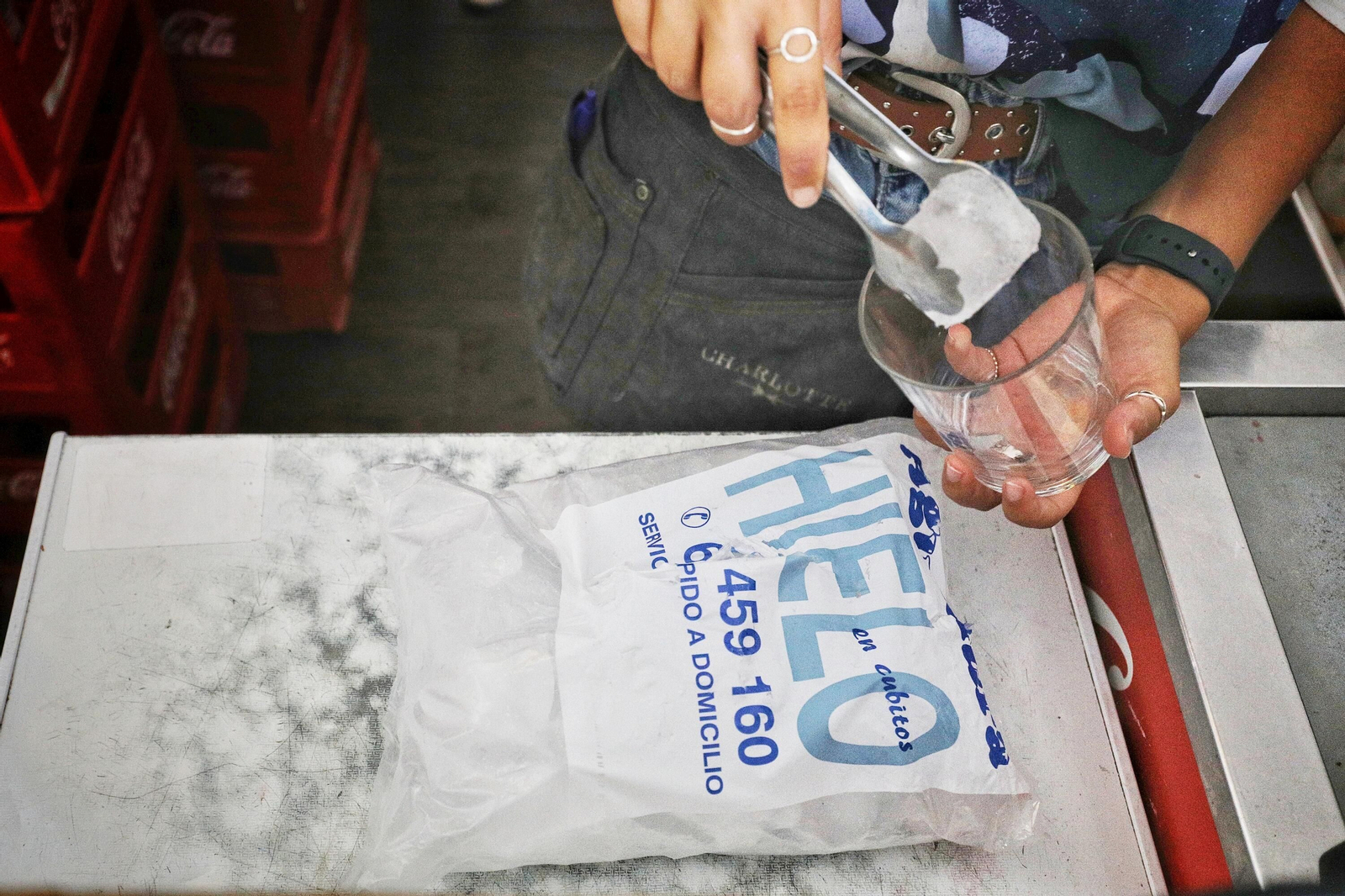 Preparación de una bebida en el establecimiento Charlotte de Cádiz con hielo.