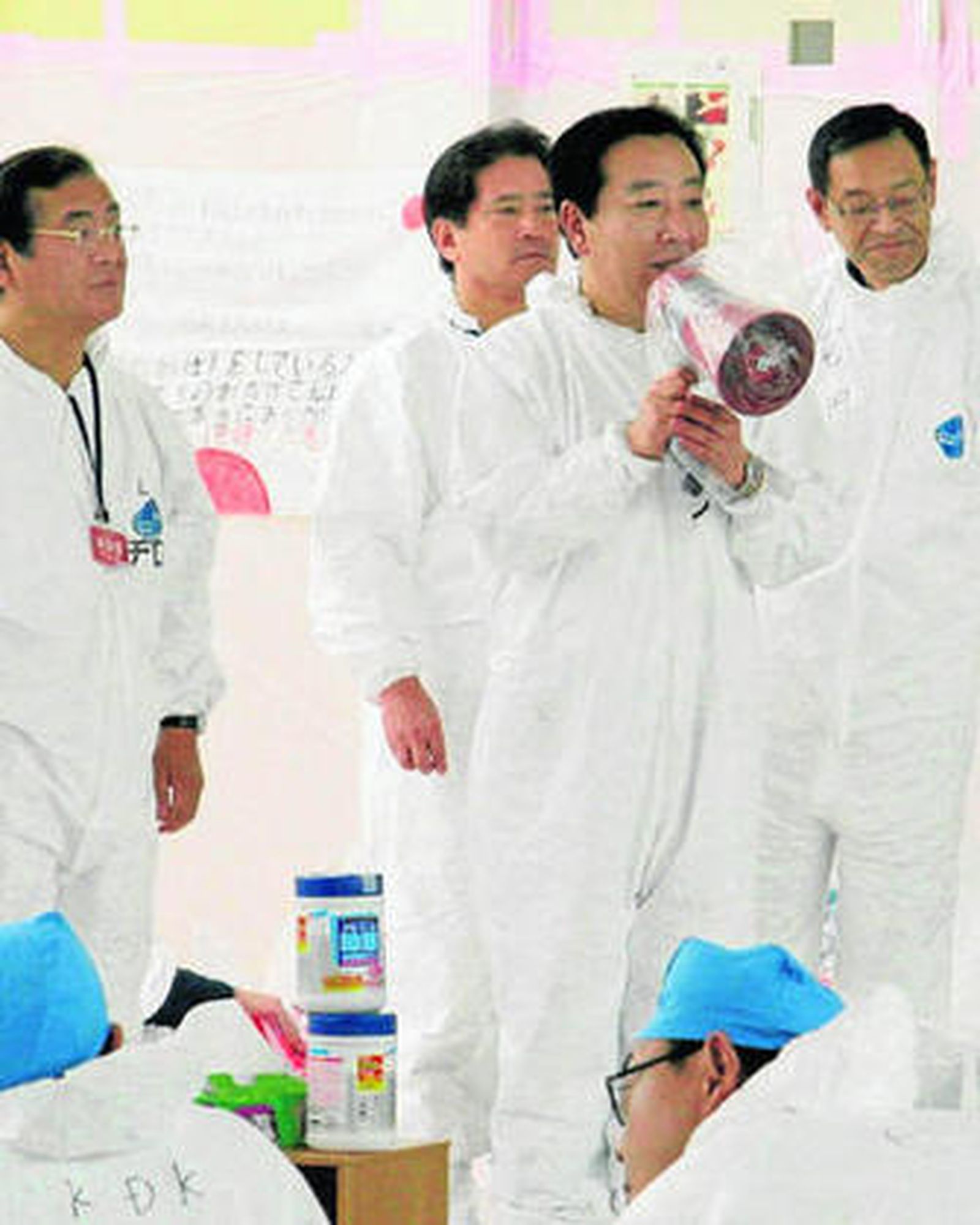 Yoshihiko Noda se dirige a los trabajadores de la nuclear de Fukushima.