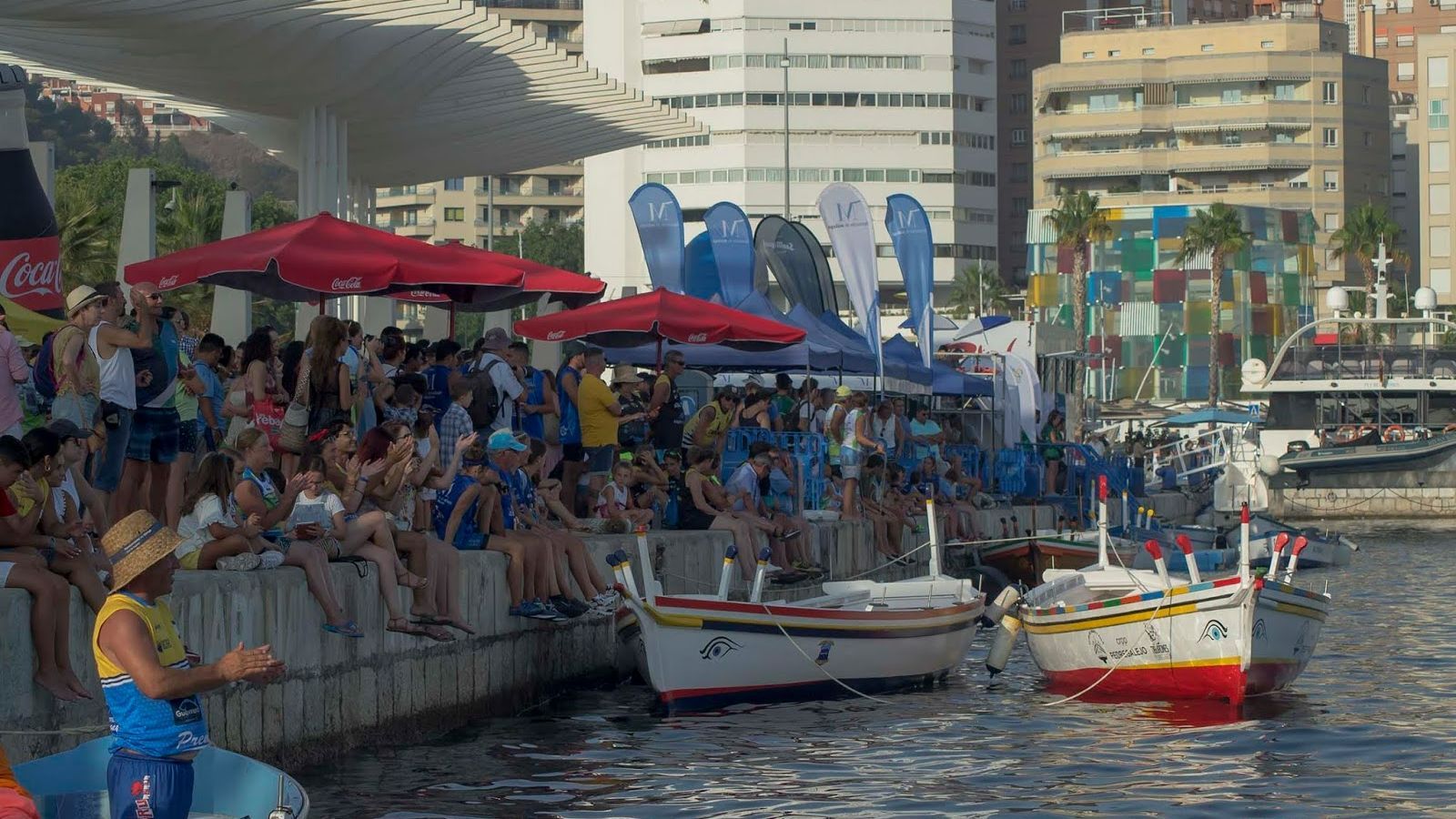 Jábegas, participantes y afición en el Muelle 1.