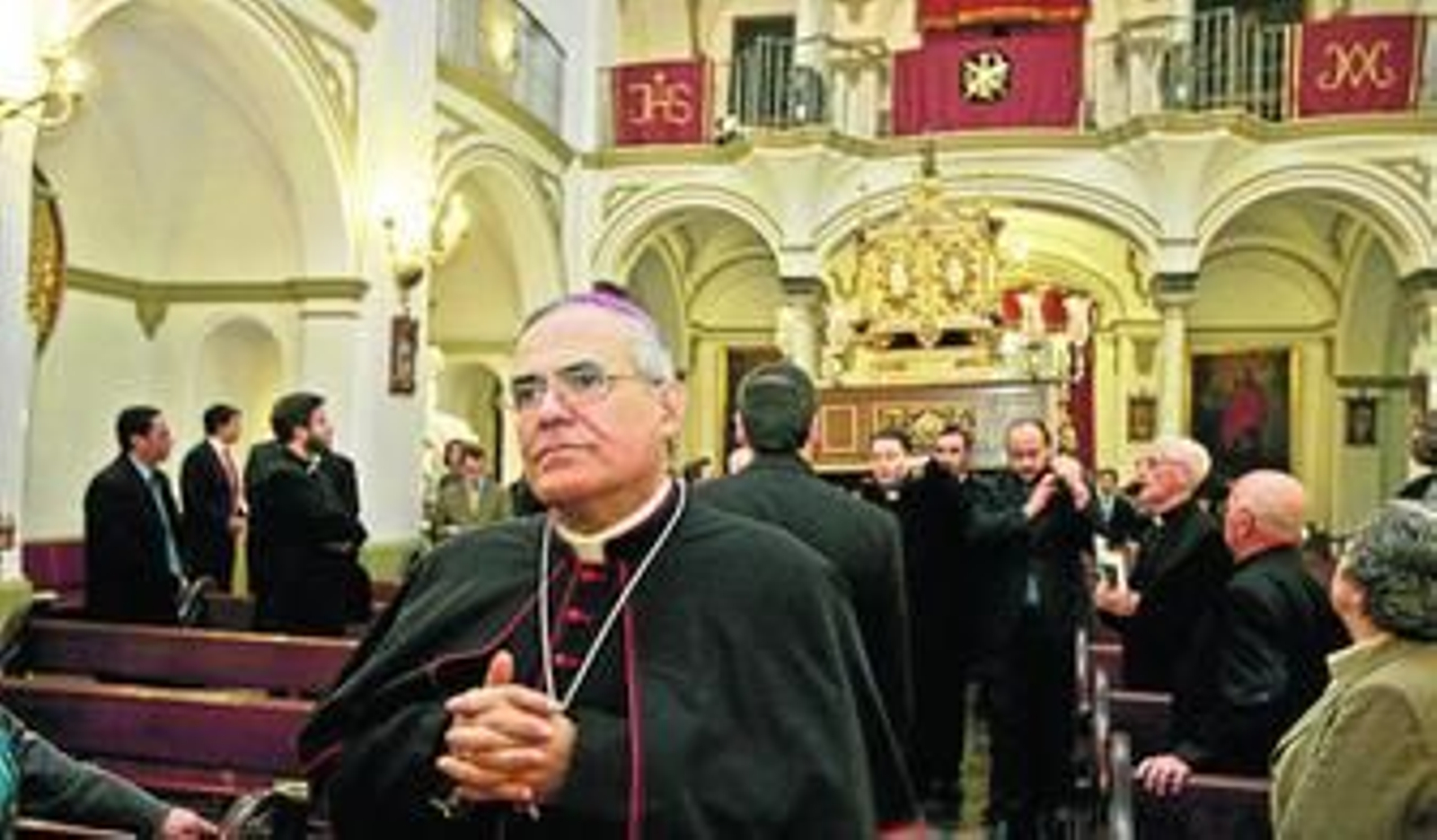 El obispo, en la capilla del Seminario, en el momento de la llegada de las reliquias.