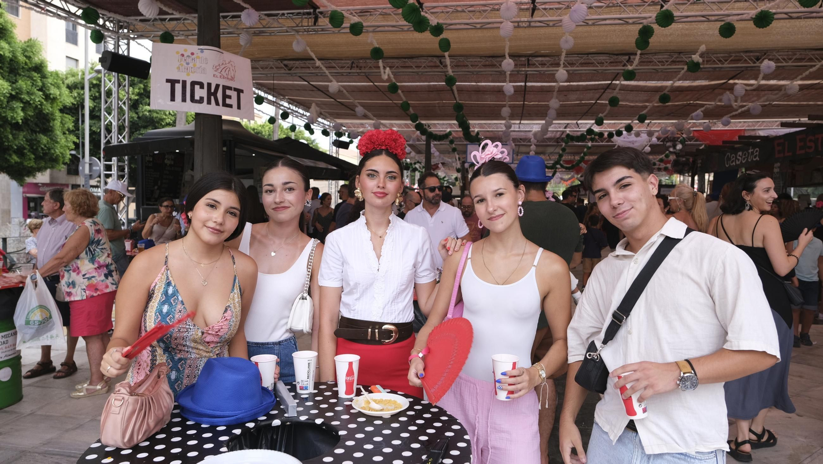 Los almerienses disfrutan del lunes en la Feria del Mediodía