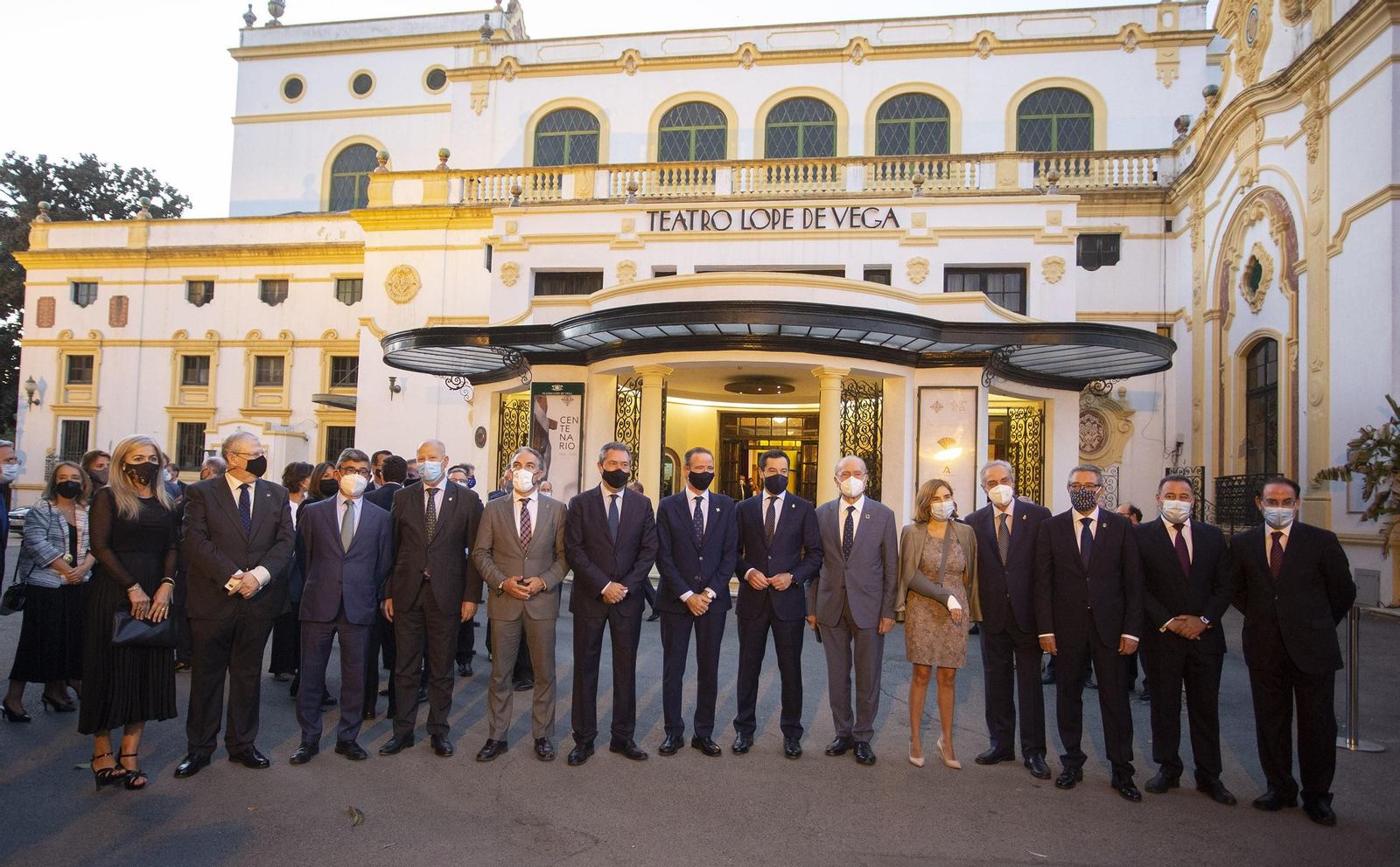 Autoridades y miembros de la Agrupación, antes de iniciar el acto.