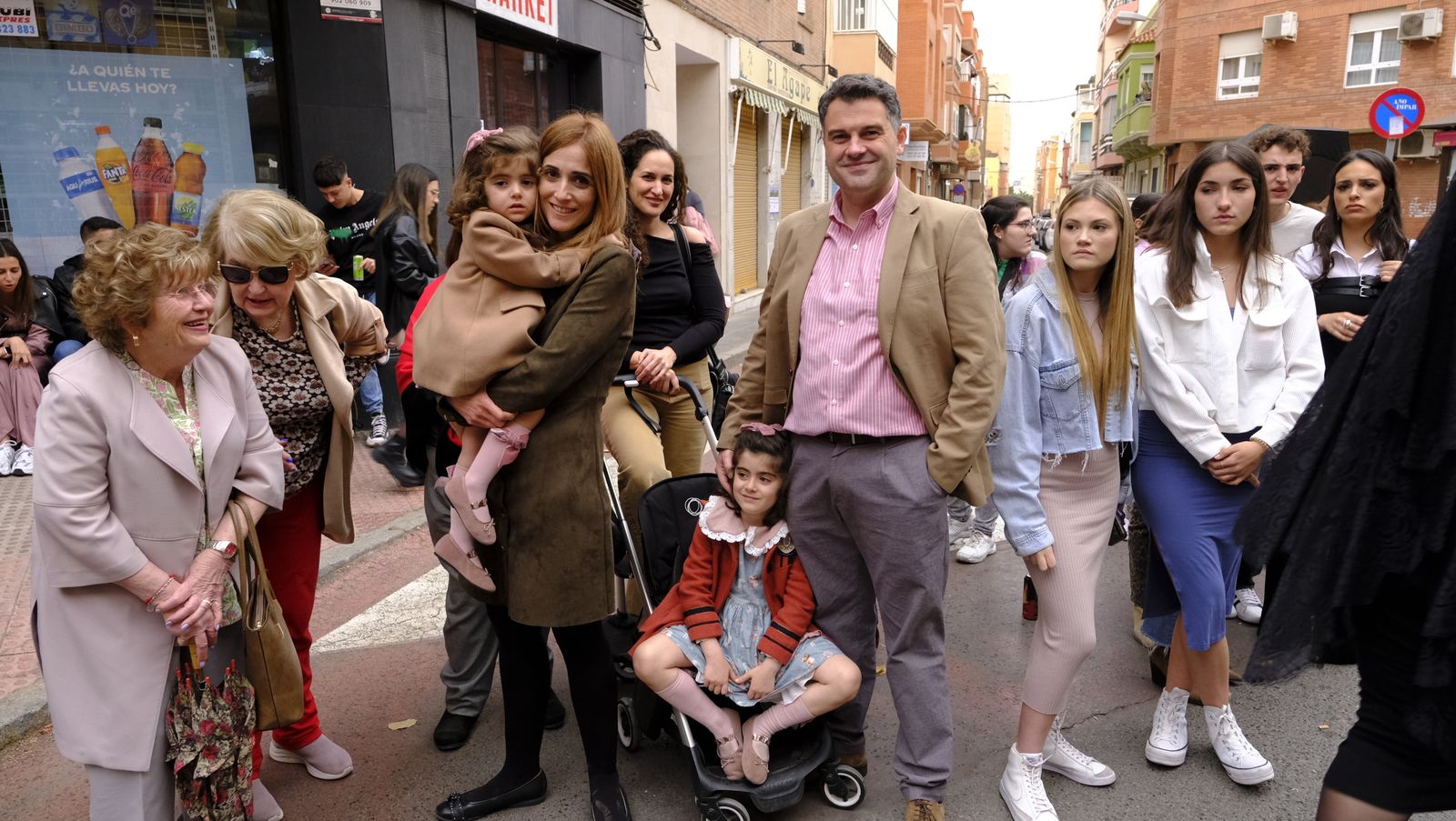 La Procesión de Los Ángeles de sobrepuso a la lluvia, en imágenes