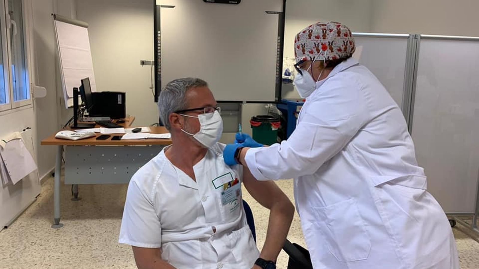 Primeras vacunas contra la Covid-19 en el Hospital de Puerto Real