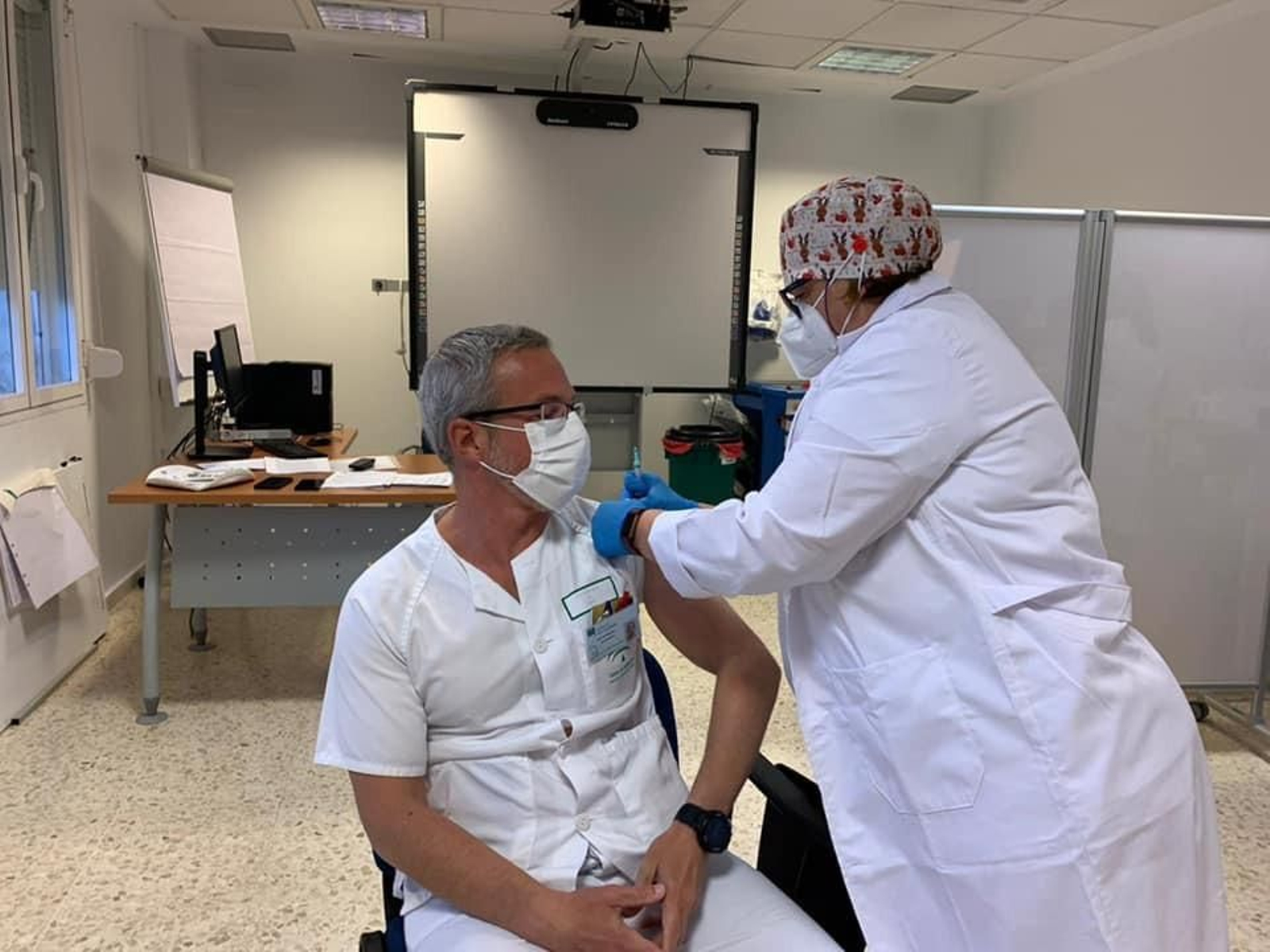 Primeras vacunas contra la Covid-19 en el Hospital de Puerto Real