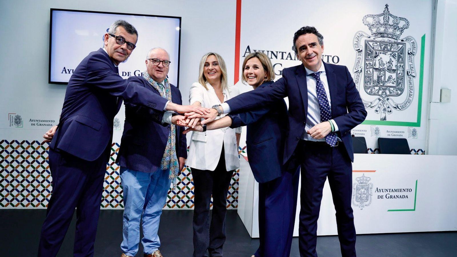 Varios miembros del equipo de Gobierno y los hosteleros esta mañana, en rueda de prensa.