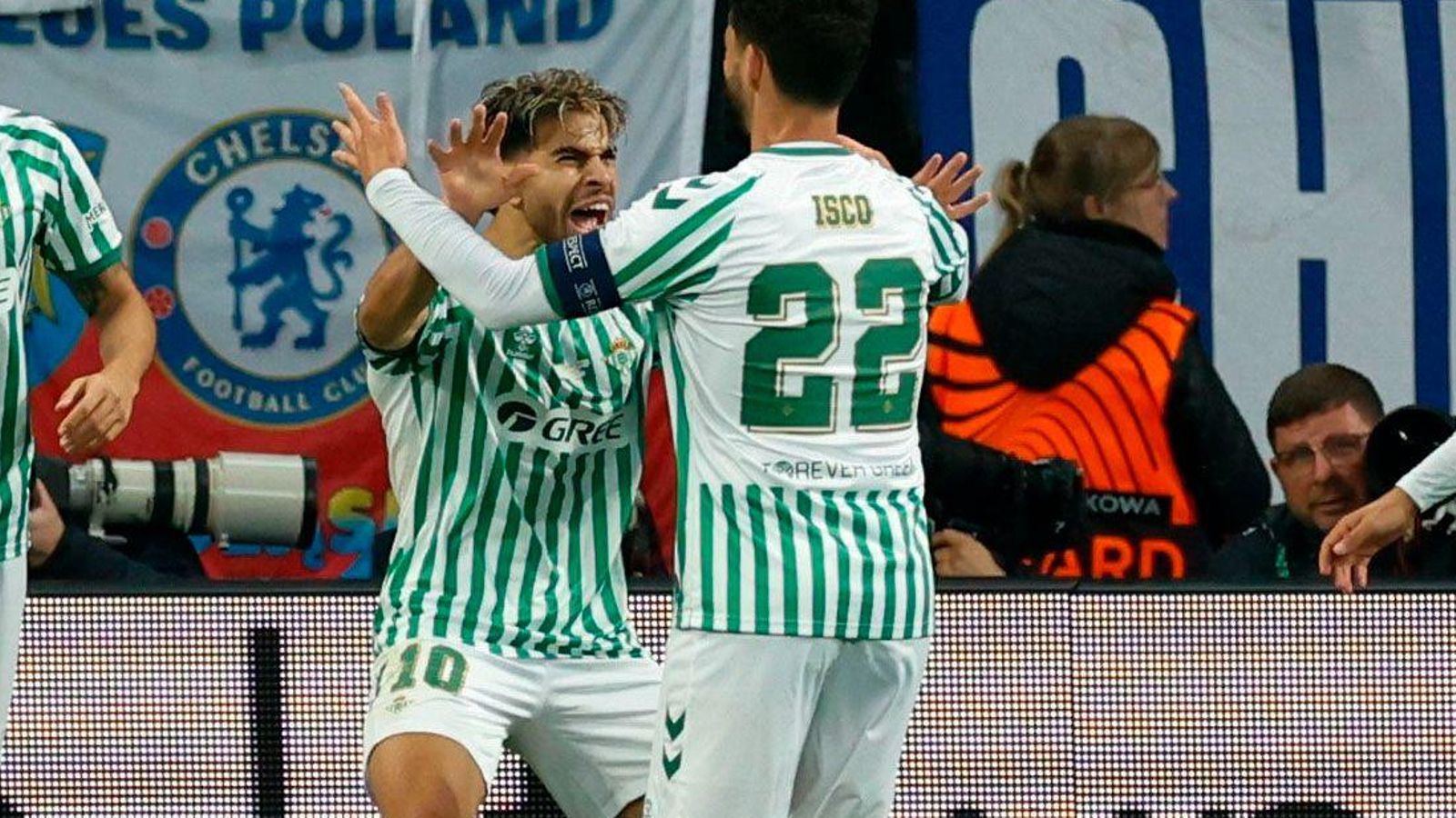 Abde celebra junto a sus compañeros el 1-0. Abde celebra junto a sus compañeros el 1-0.