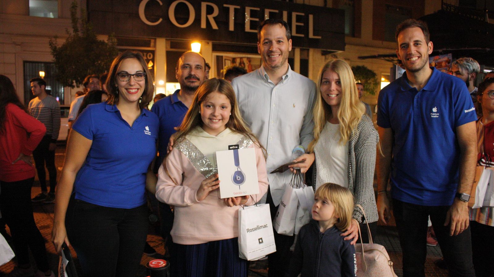 Uno de los agraciados en los sorteos, junto a su familia.