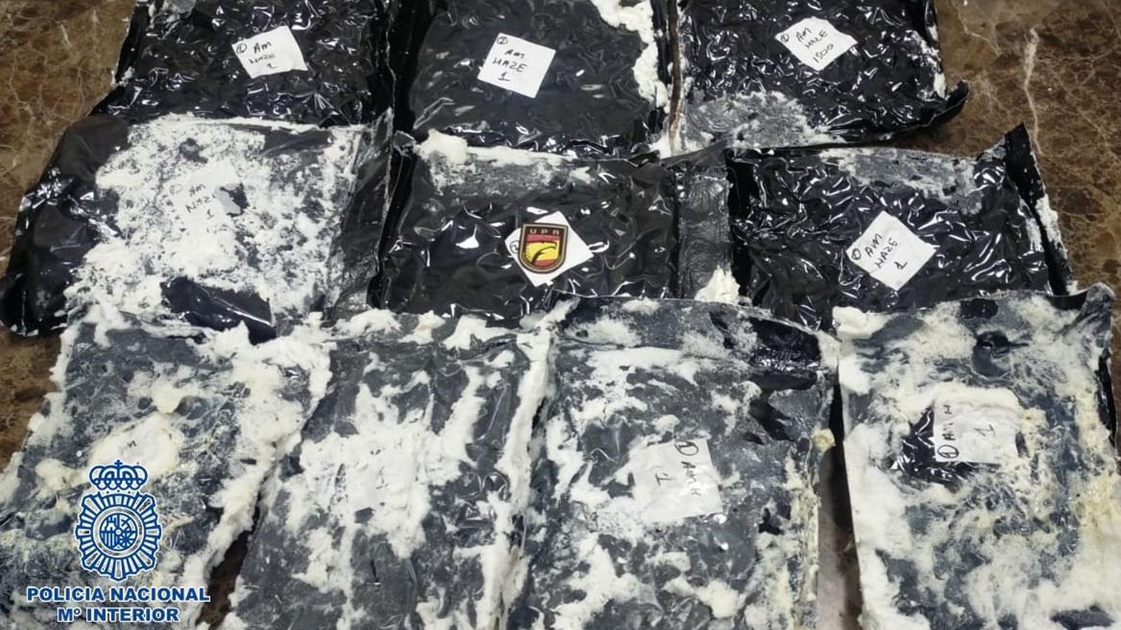 Las bolsas negras, selladas con poliuretano, que contenían marihuana.