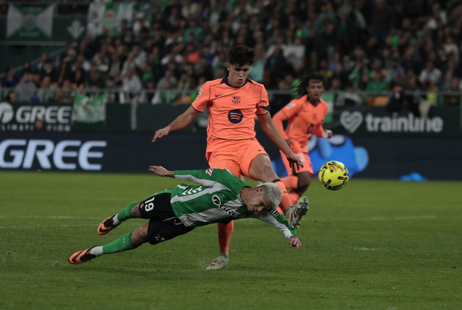 Cucho Hernández remata en plancha apenas medio metro por encima del césped y el balón no entró por muy poquito.