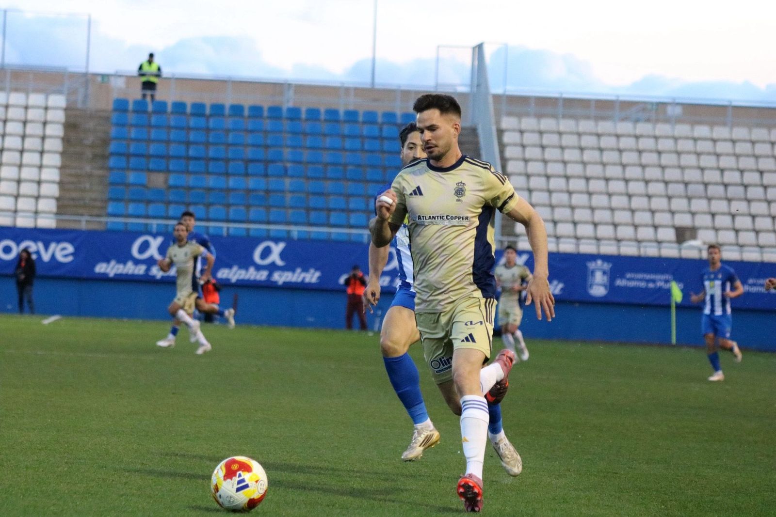 José Carlos se dirige a por el balón bajo la presión de un rival.