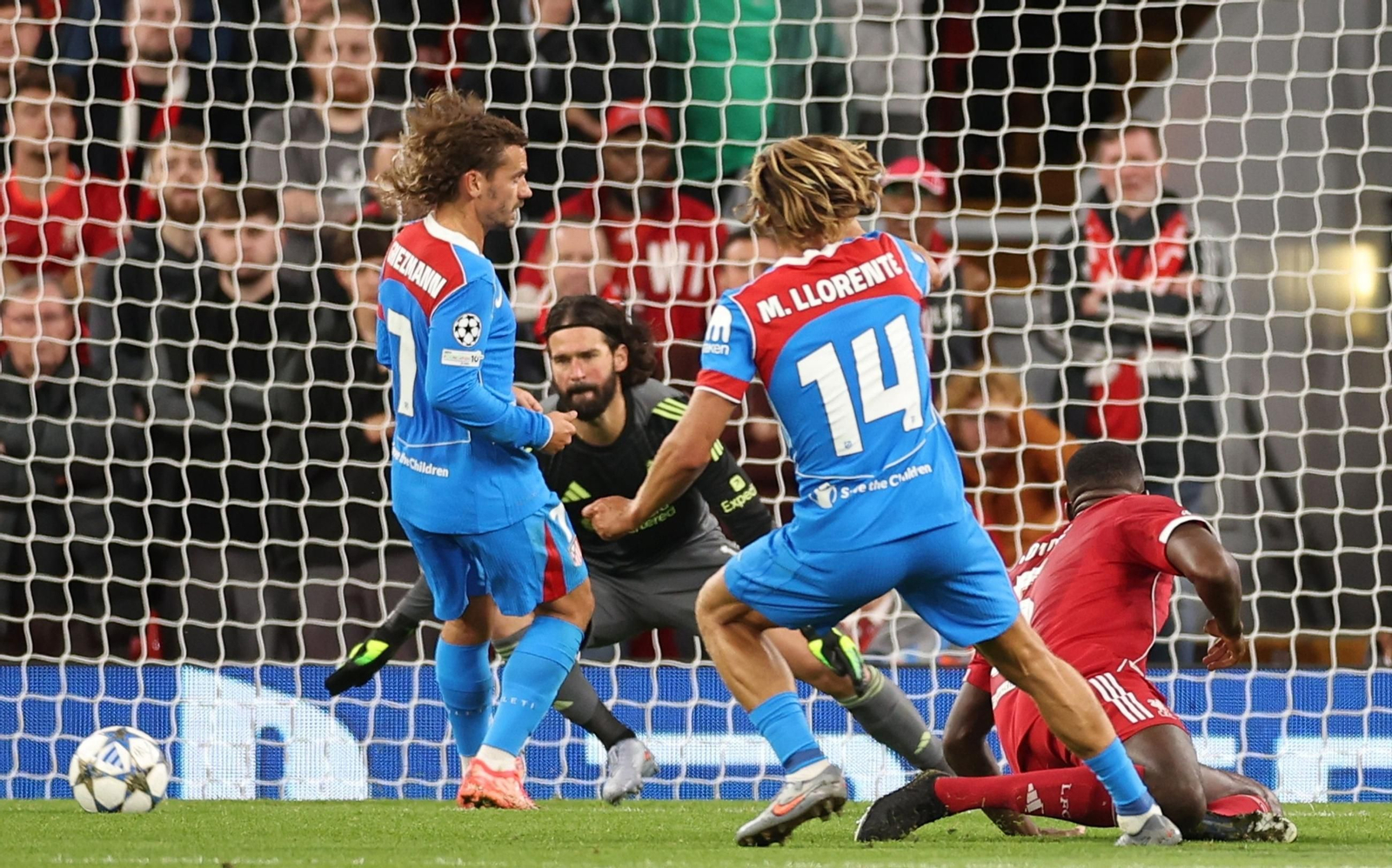 Marcos Llorente dispara para marcar el gol que recortaba las diferencias en el marcador.