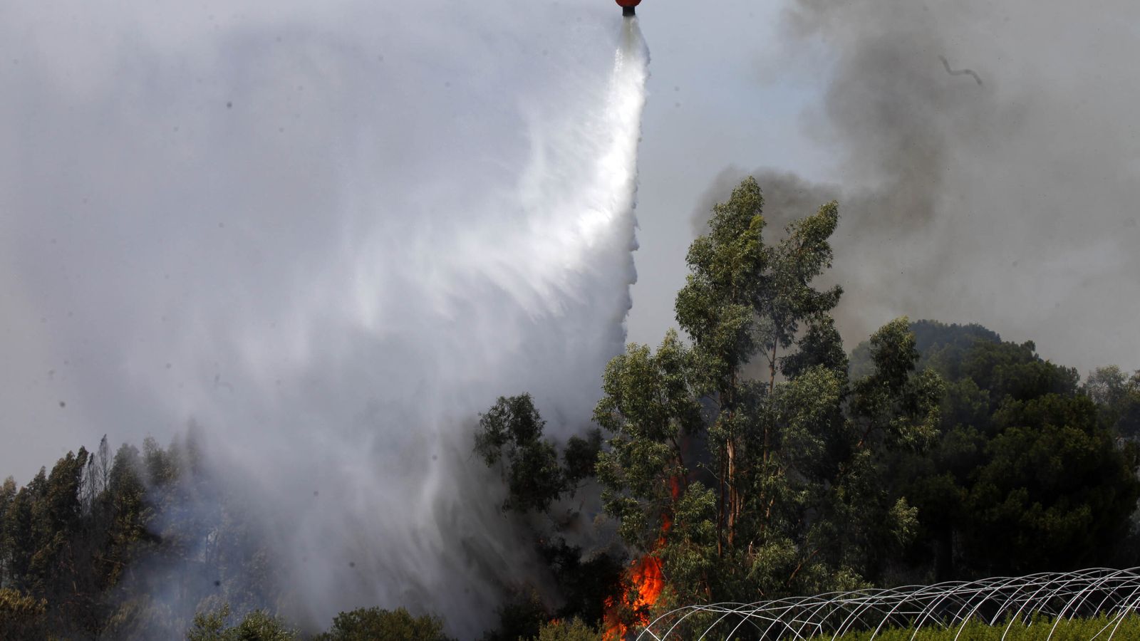 Los helicópteros actuaron con precisión sobre las llamas en Gibraleón