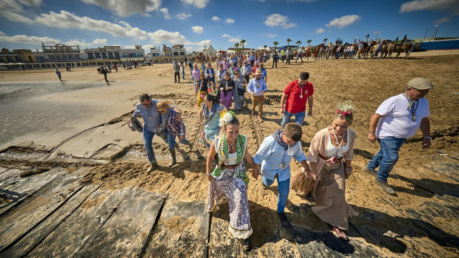 El embarque de las hermandes rocieras de Cádiz en Bajo de Guía