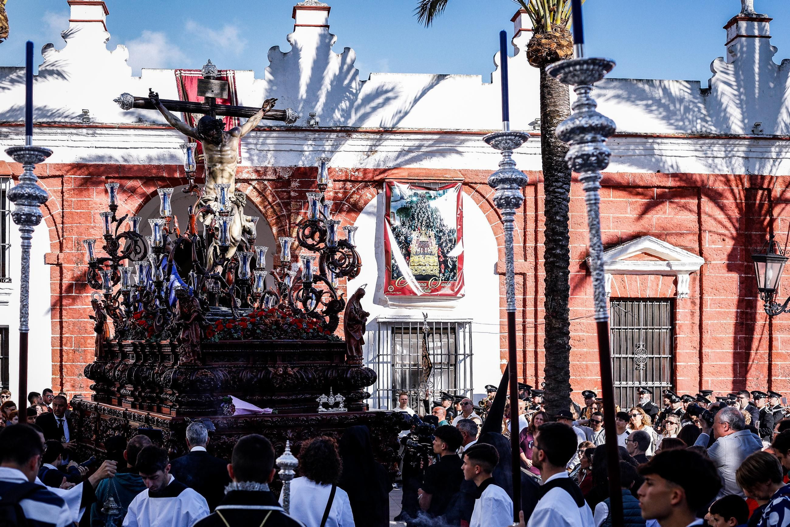 Imágenes de la salida de Desamparados en la Semana Santa de San Fernando 2025