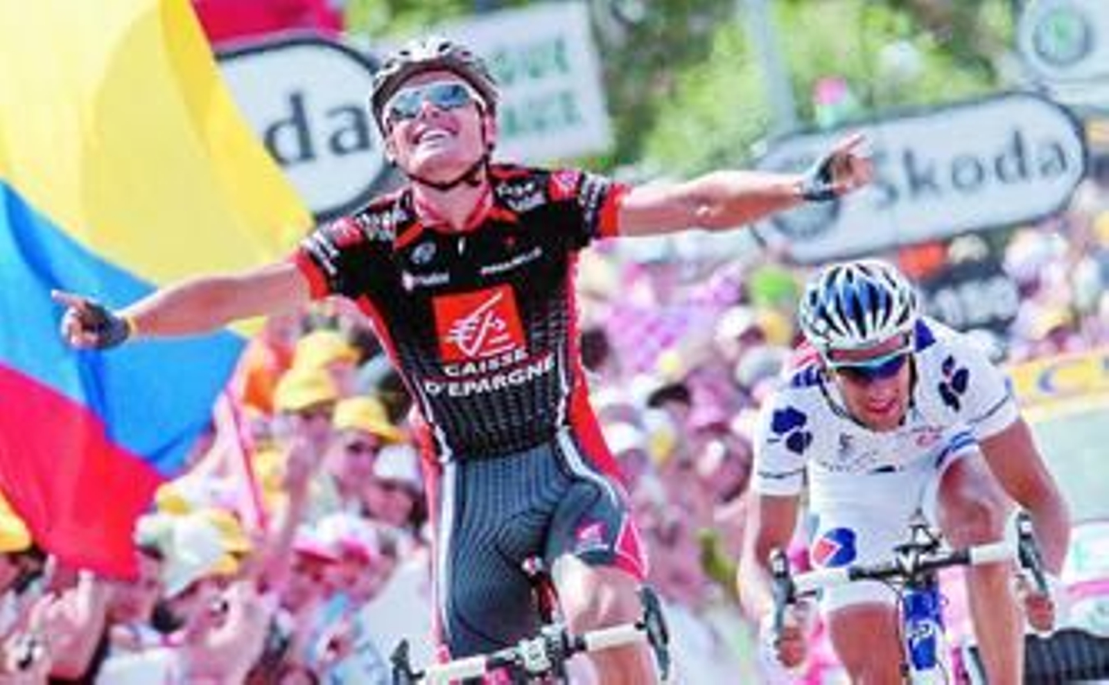 El español Luis León Sánchez muestra su enorme felicidad al rebasar poco antes de la meta al francés Sandy Casar.