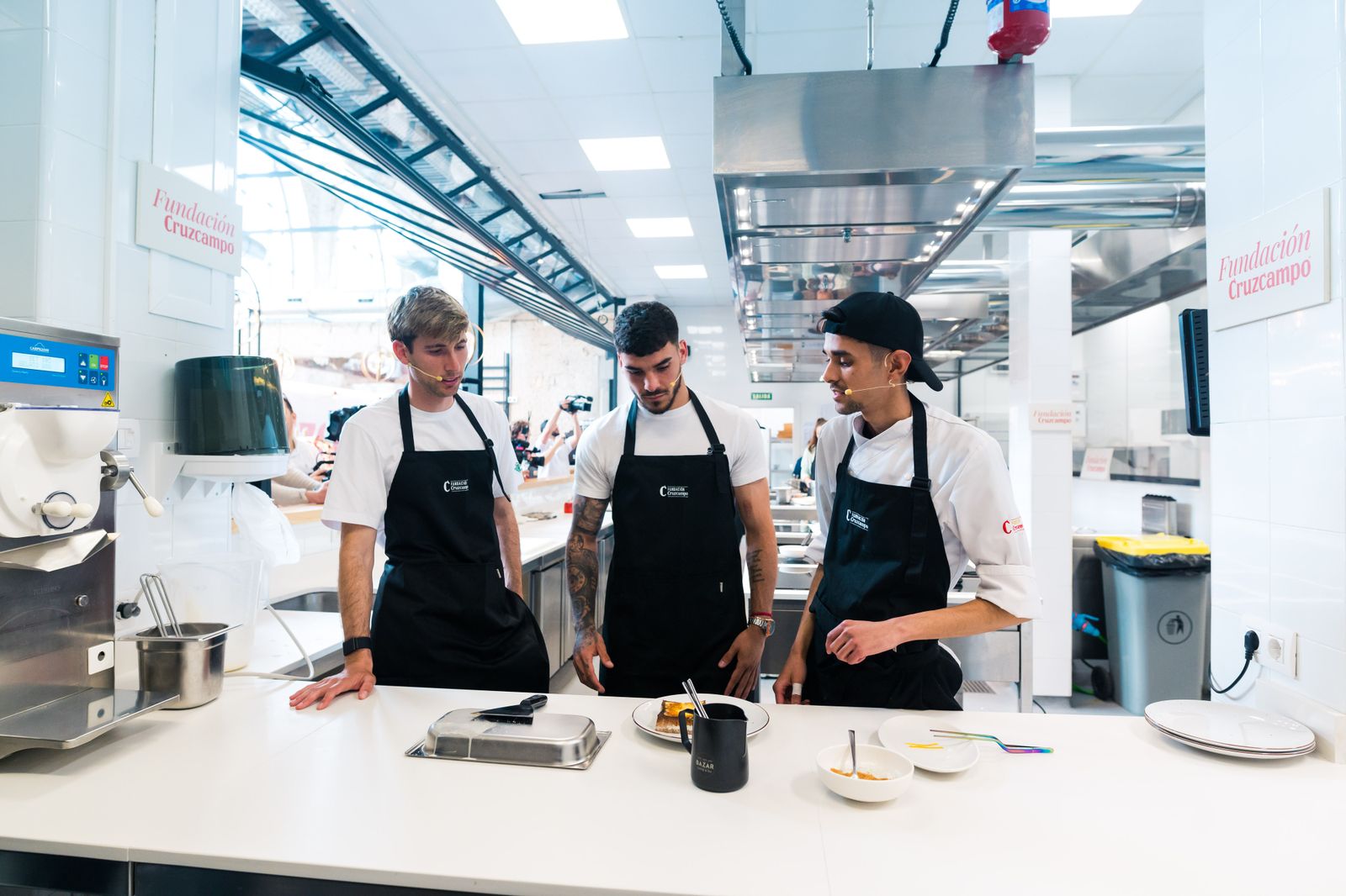 Las fotos de jugadores del Betis y del Sevilla en la Cruzcampo