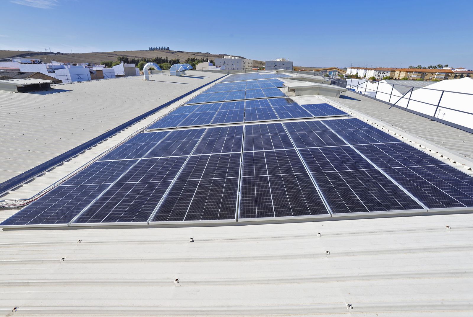 Imágenes de las mejoras del Mercadona de La Palma del Condado para el ahorro energético