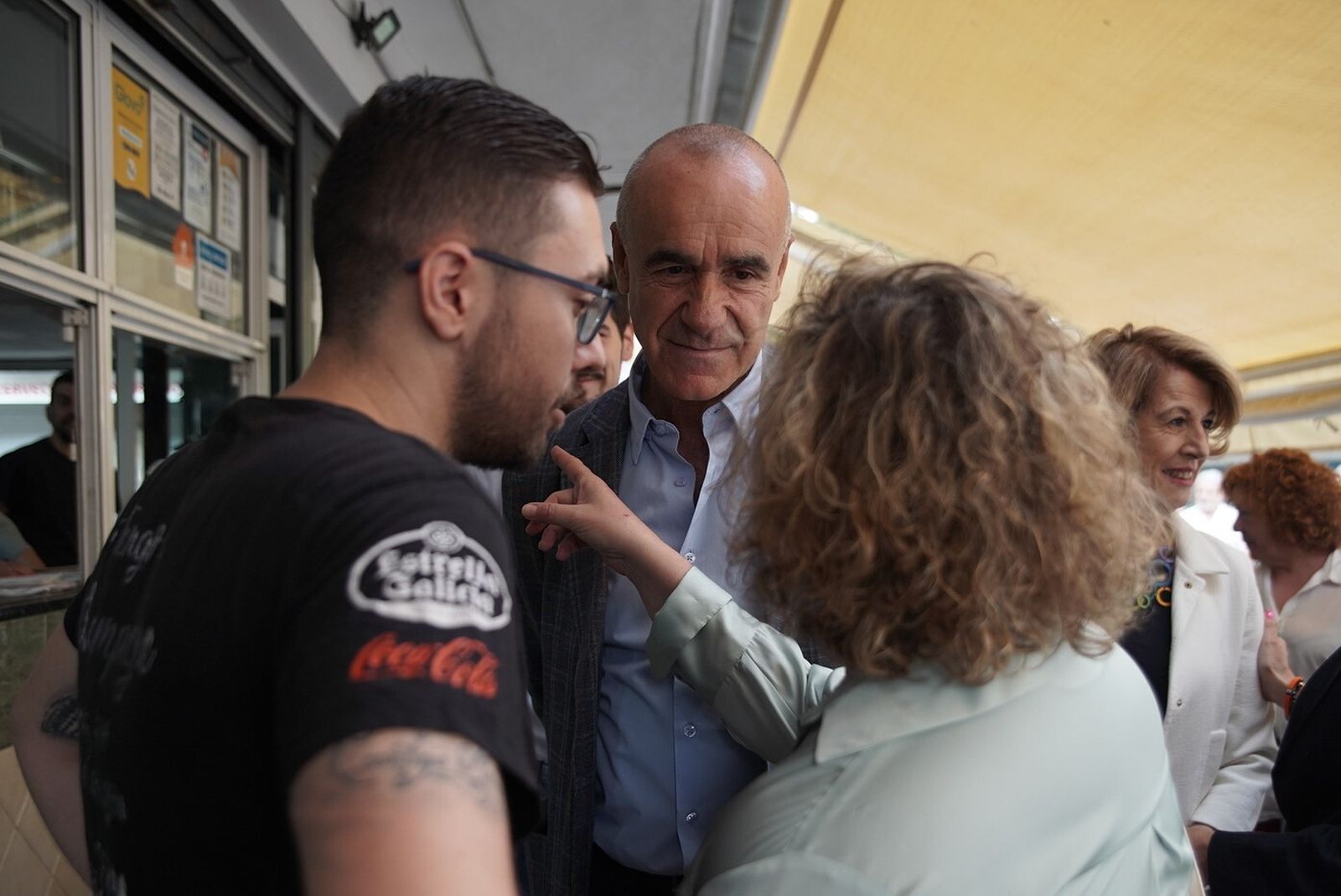 Antonio Muñoz habla con los vecinos de Rochelambert en la visita de este jueves.