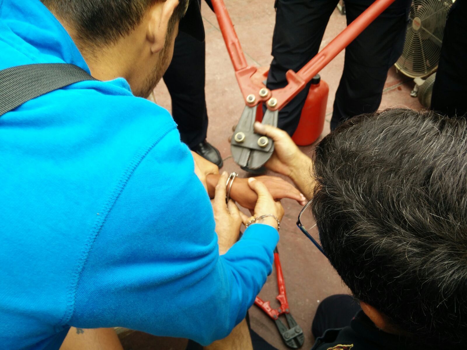 Momento de la liberación del joven de las esposas.