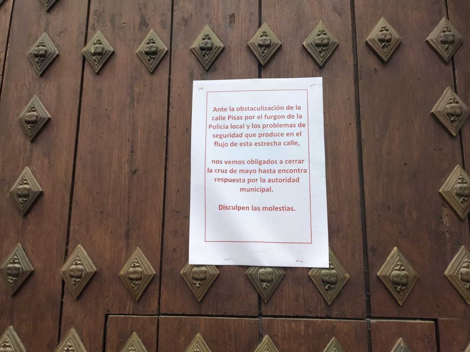 Cartel colocado en la puerta de la Casa de los Pisas.