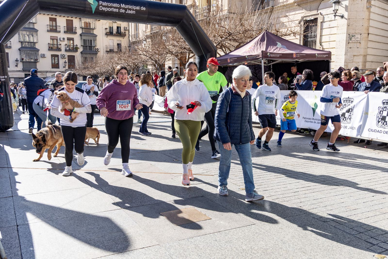 En imágenes: deporte y solidaridad se dan la mano en la VI Carrera-Caminata de la Hermandad de la Buena Muerte (1)