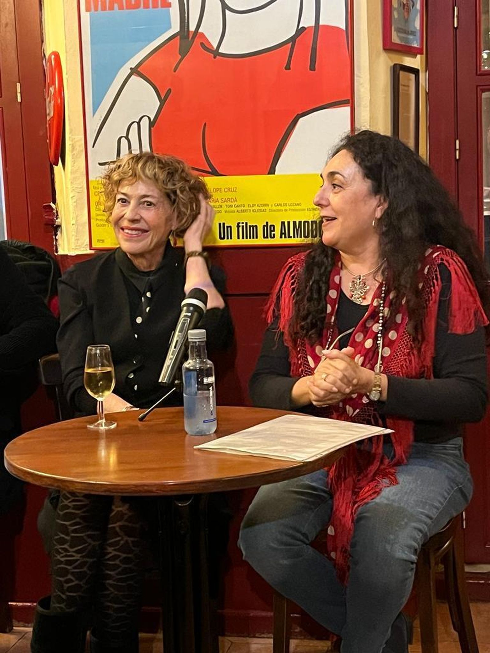Tere Torres, gerente de El Café de Levante, y la conferenciante Cristina Cruces Roldán.