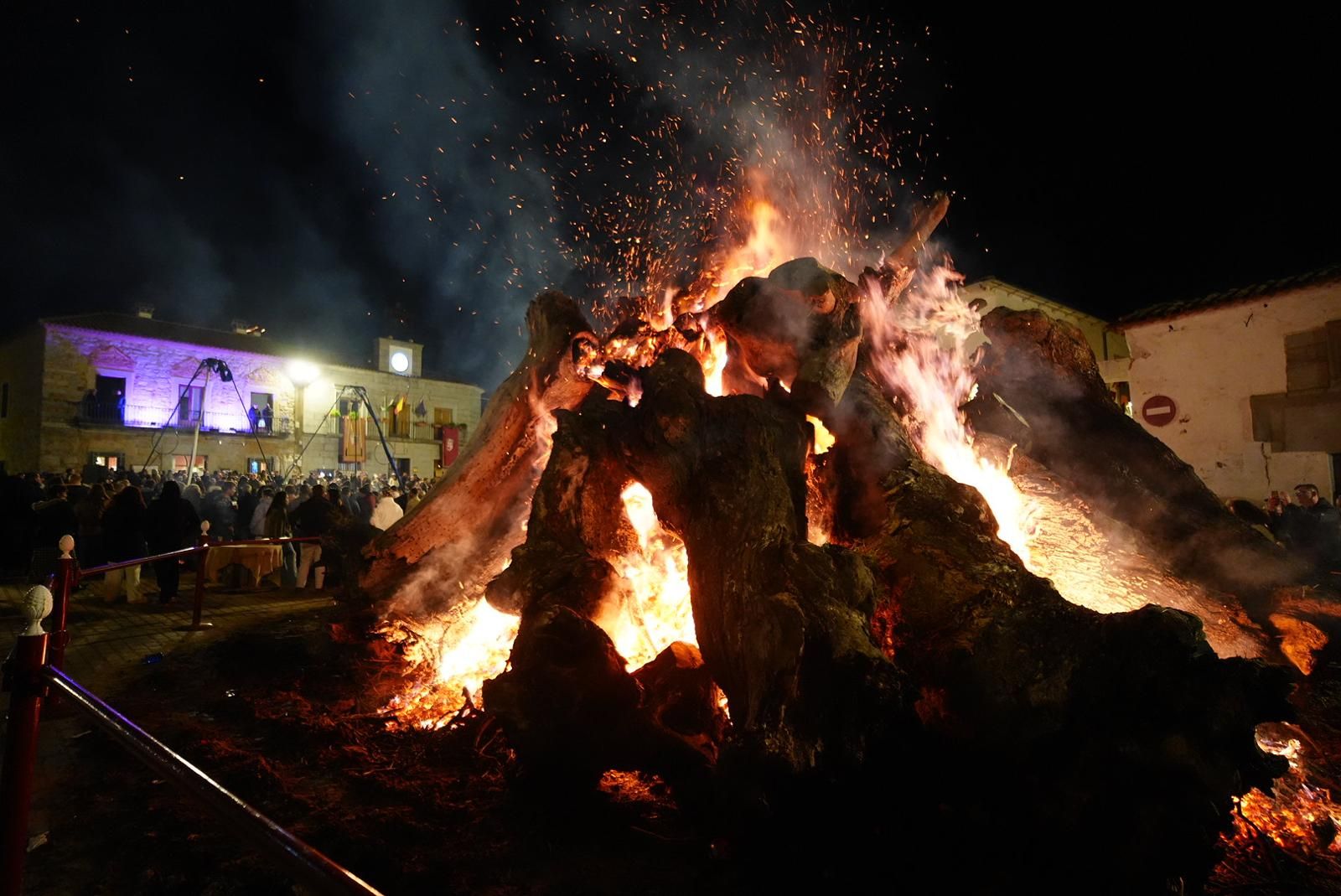 Hoguera de la Candelaria en Dos Torres.